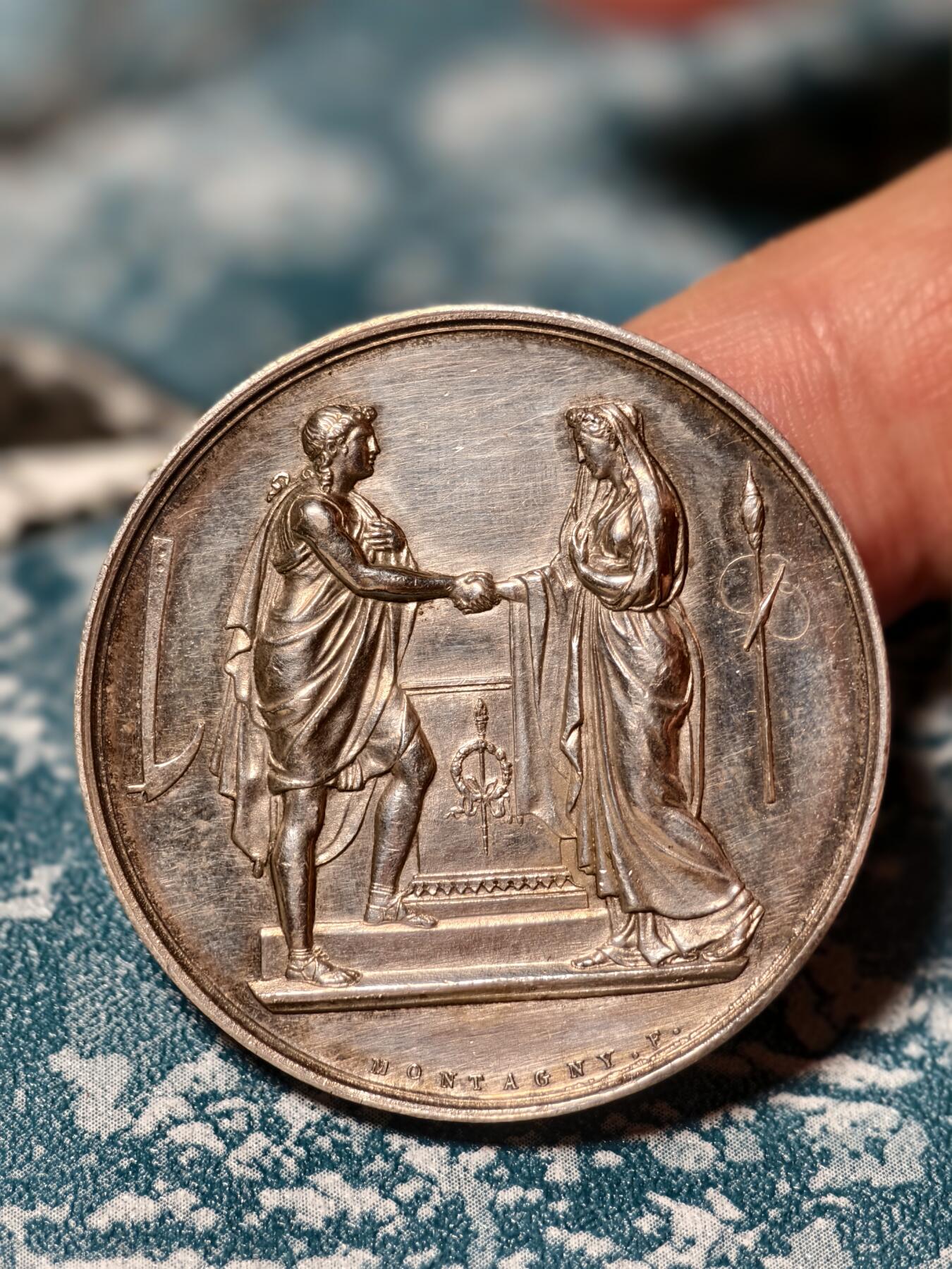 抚柳草堂-第二十五期章牌钱币  奖章勋章 满百包邮 放漏专场 19世纪法国新古典主义风格婚礼纪念银章 手指边铭 950银重18.6g 未刻名可自用 底板丝滑品相非常好  