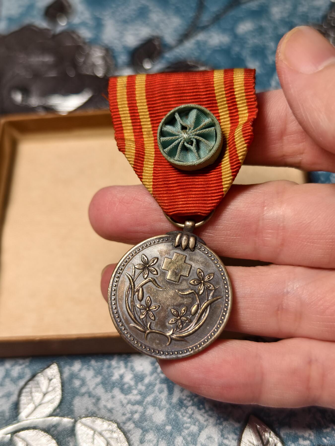 抚柳草堂-第二十五期章牌钱币  奖章勋章 满百包邮 放漏专场 1938伪满洲国赤十字社正赞助员章 原盒历史原品 此章是日本扶植的伪满洲国傀儡政权，在1938年（康德五年）设立的红十字会相关勋章，是日本侵华、殖民东北的历史实物罪证 历史意义早已超过此物本身价值