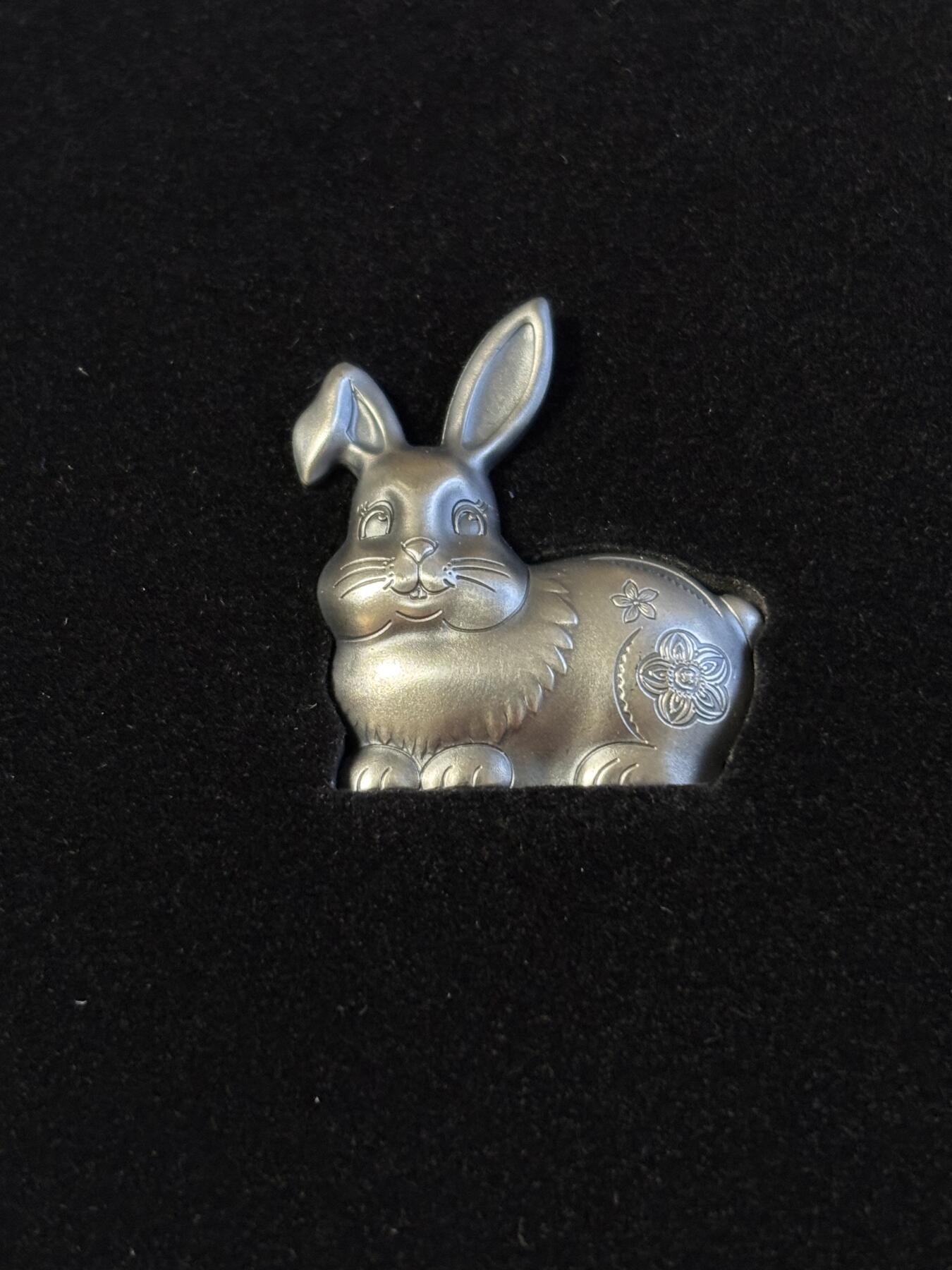 第197期拍卖 蒙古2023年1000图格里克高浮雕异形仿古银币 中国农历生肖-甜蜜的银兔 1盎司999银 发行量：999 盒证全