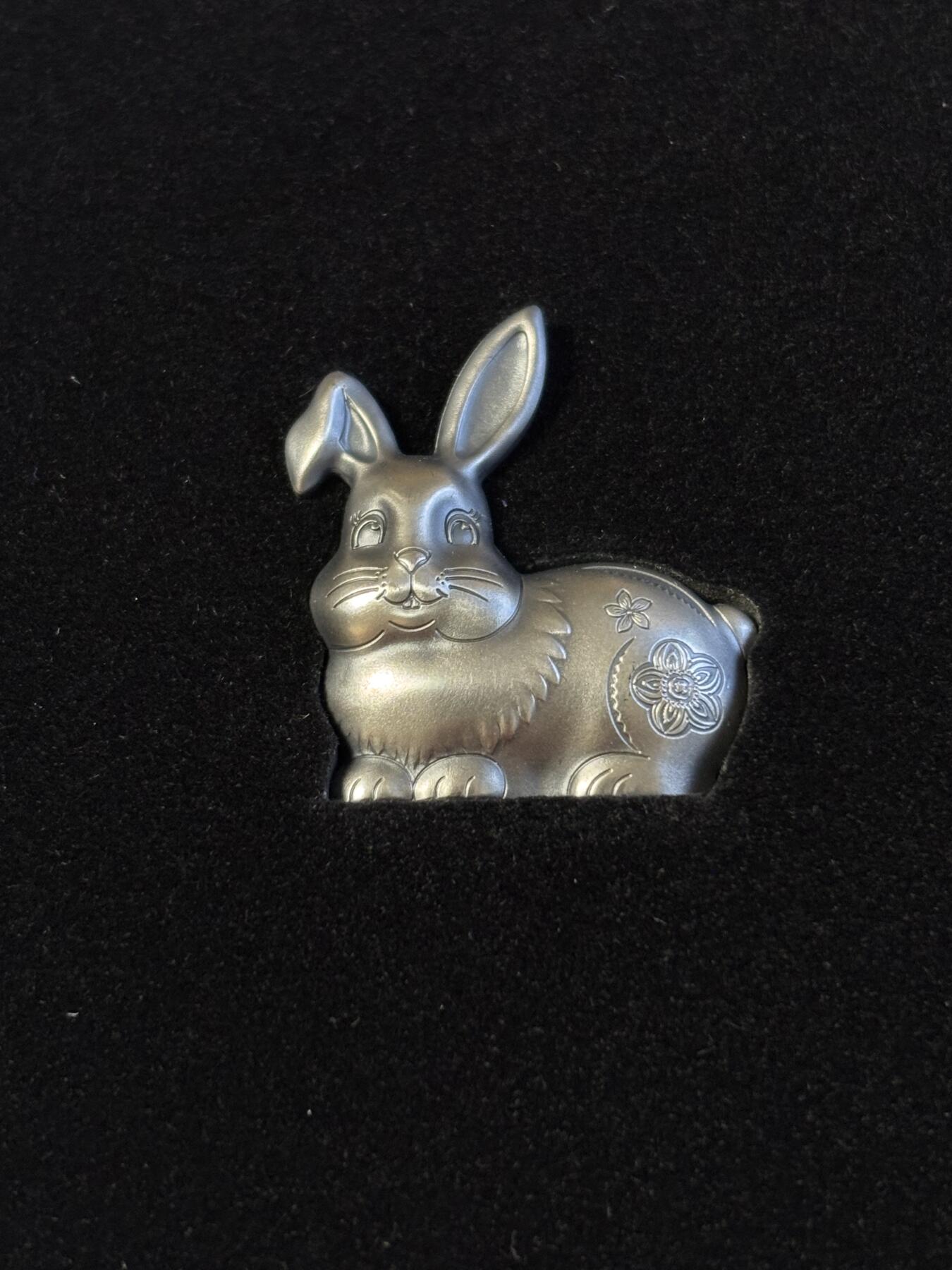 第197期拍卖 蒙古2023年1000图格里克高浮雕异形仿古银币 中国农历生肖-甜蜜的银兔 1盎司999银 发行量：999 盒证全