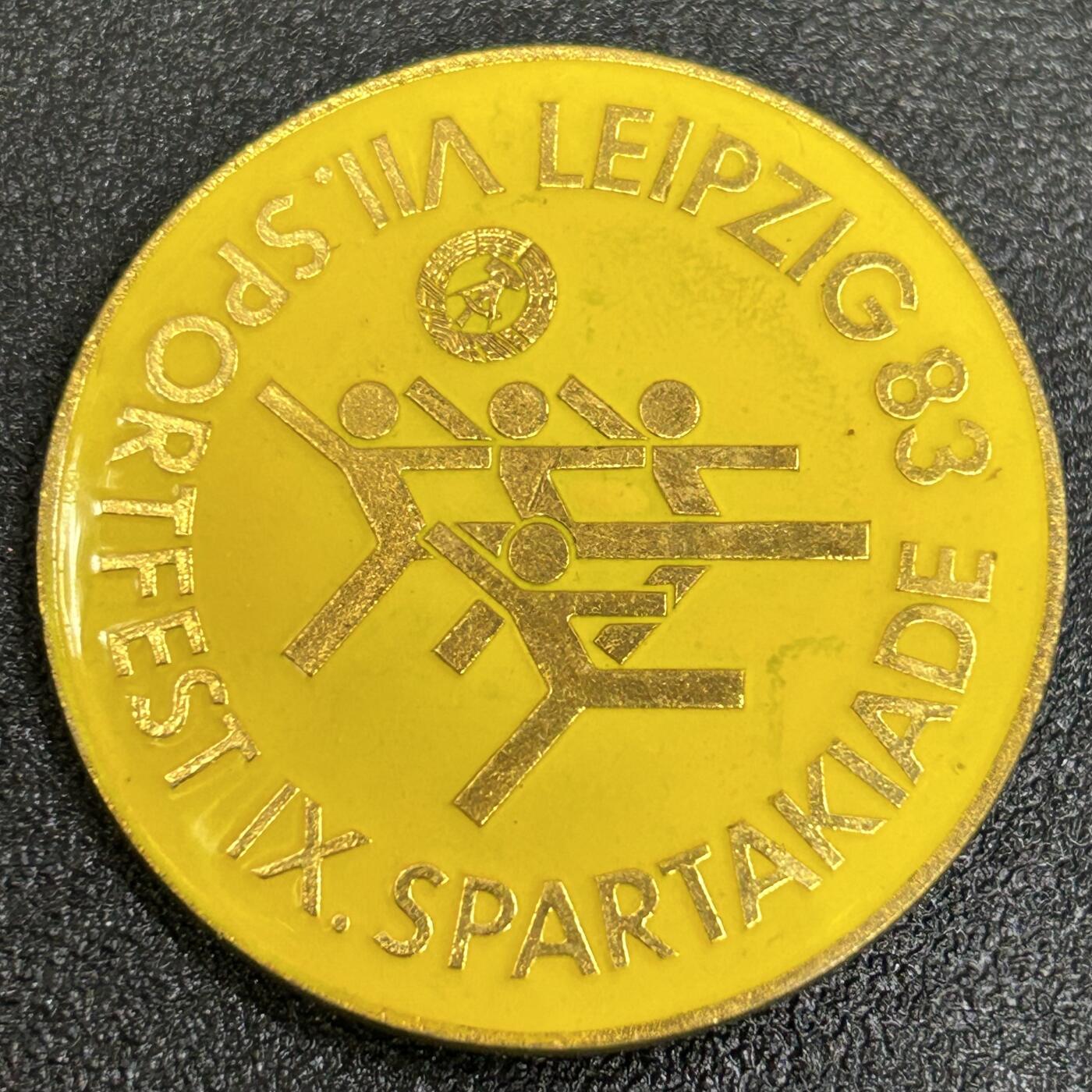 西秦中古拍卖第八十四期  东德 民主德国莱比锡83年第七届体育节—第九届斯巴达克运动会 铜制 黄色