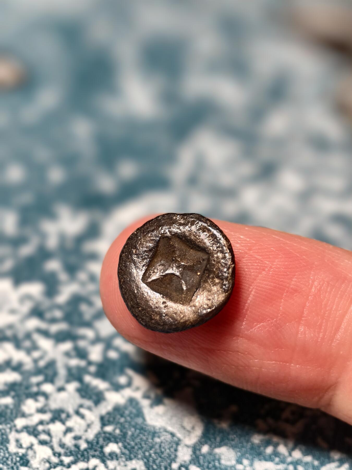 抚柳草堂-第二十五期章牌钱币  奖章勋章 满百包邮 放漏专场 三佛齐王国末期至满者伯夷王国早期打制小银币 1.5g重 正面有檀香花徽记，背面爪哇岛文，面值1 Unit或称Masa