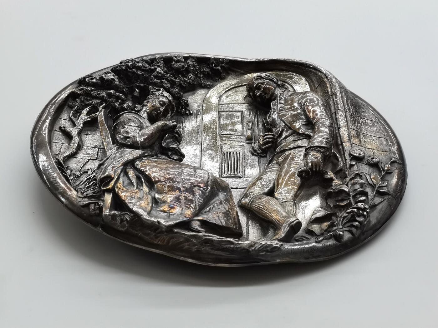 博洋堂世界钱币拍卖第168期（全场包邮） 单面镀银铜挂件，英国古典艺术，艺术章适合挂，也适合做摆件，年轻情侣示爱场景，带铭文