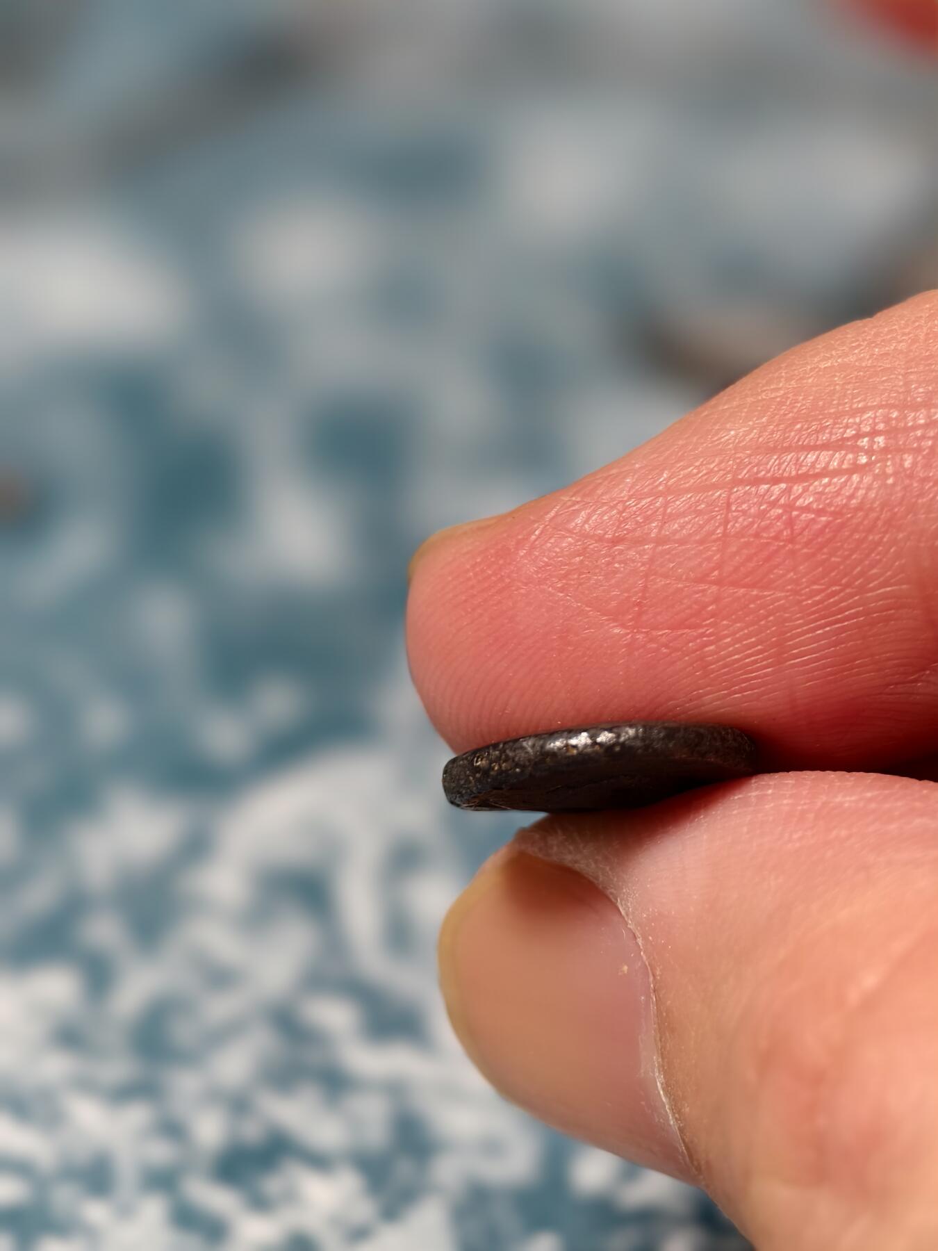 抚柳草堂-第二十五期章牌钱币  奖章勋章 满百包邮 放漏专场 三佛齐王国末期至满者伯夷王国早期打制小银币 1.5g重 正面有檀香花徽记，背面爪哇岛文，面值1 Unit或称Masa