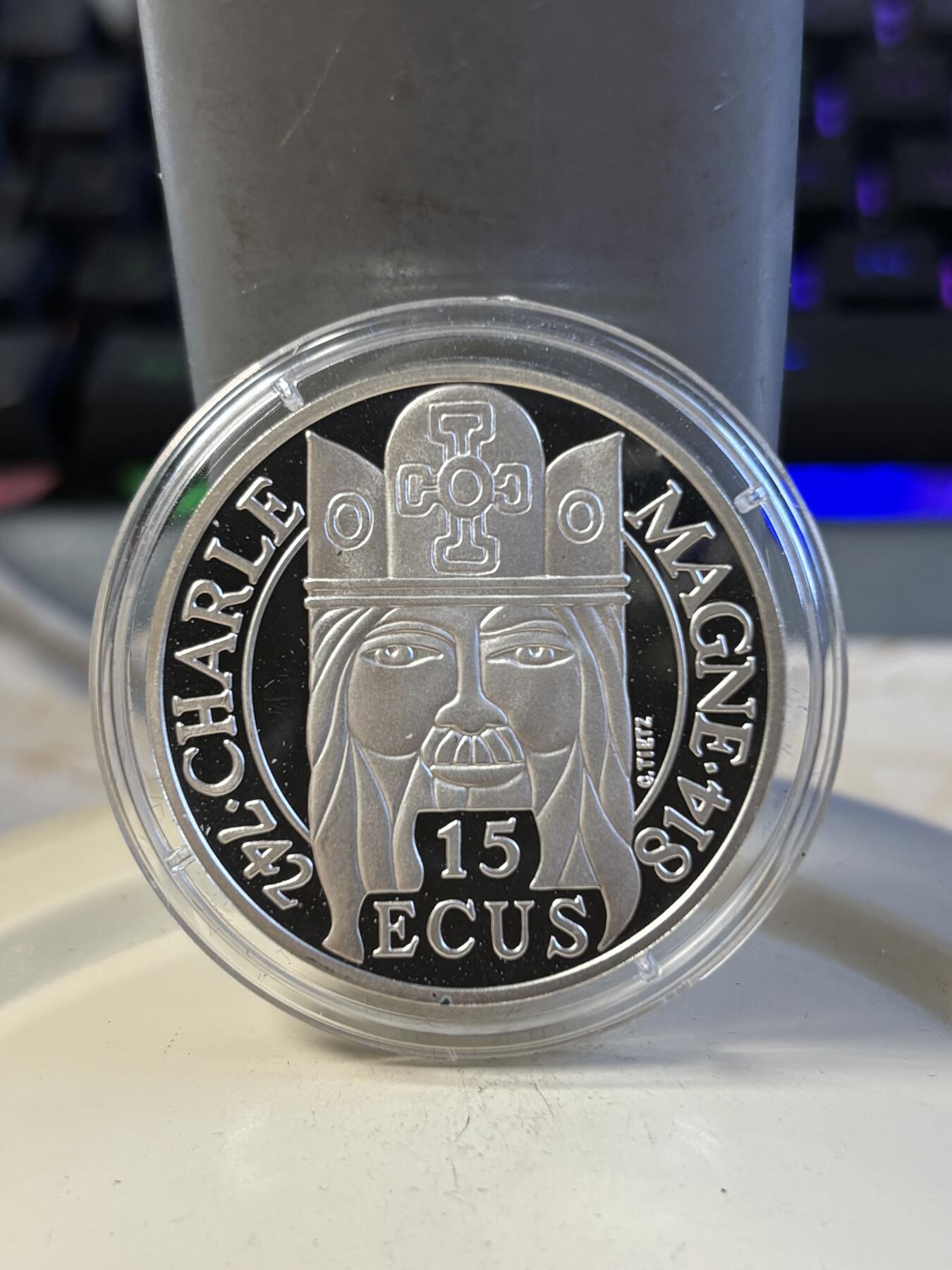 第197期拍卖 法国1990年100法郎精制银币 查理曼大帝 22.2克900银 发行量：3万 盒证全，盒子脱皮