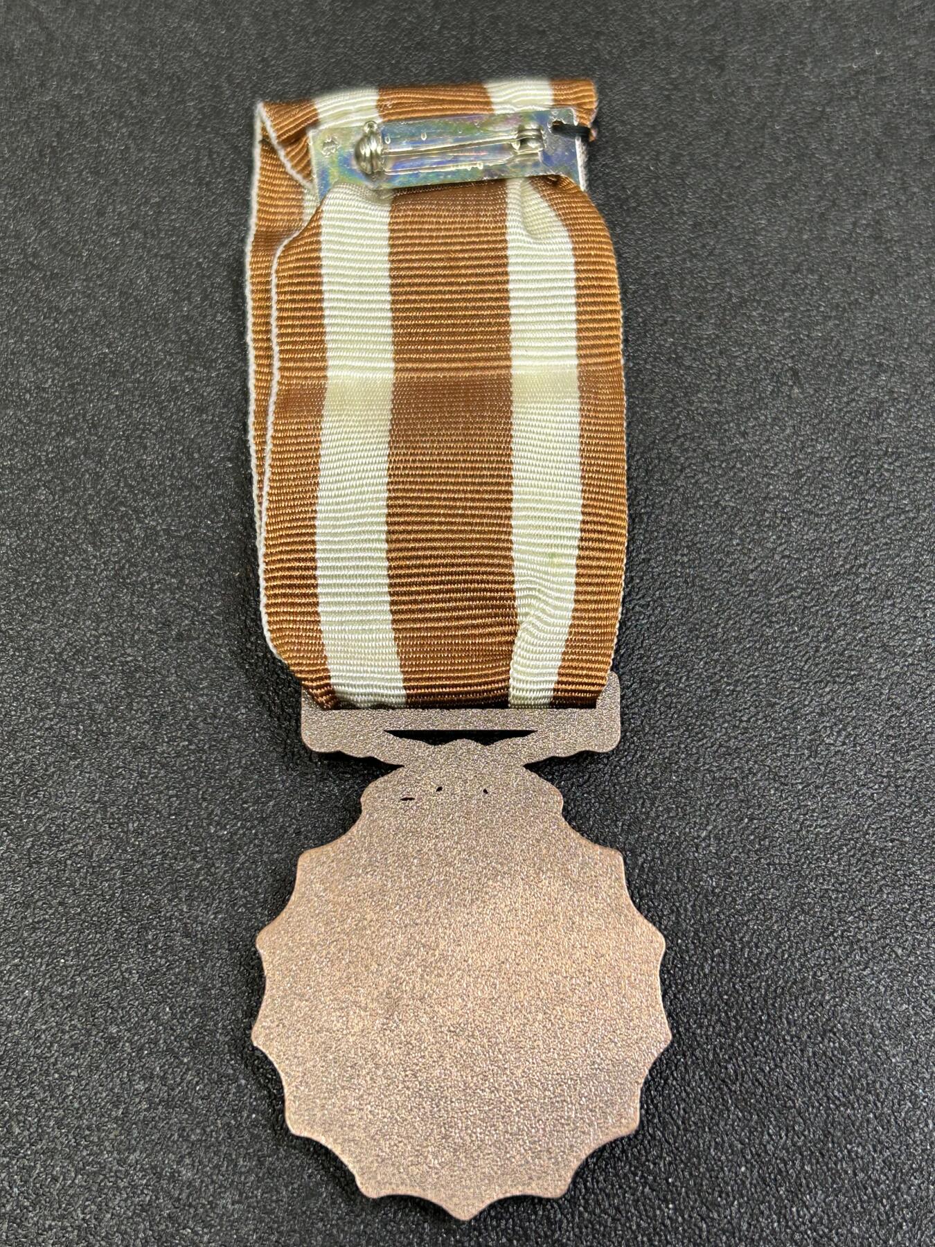 西秦中古拍卖第八十四期  莱索托王国铜级军事服役奖章 莱索托王国人口仅仅230万，军队更是少的可怜，仅有三千人余人 1号