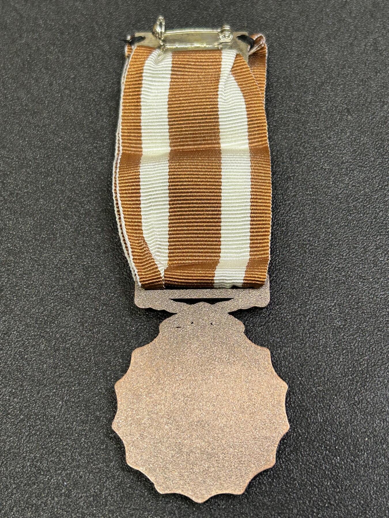 西秦中古拍卖第八十四期  莱索托王国铜级军事服役奖章 莱索托王国人口仅仅230万，军队更是少的可怜，仅有三千人余人 2号