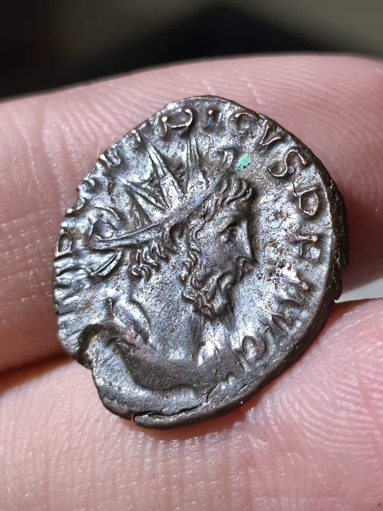 星盘世界钱币拍卖低佣金福利场(不直播)  泰特里库斯一世安东尼银币，公元271至274年铸于科隆厂，背幸福女神一手在喂食在火坛上的蛇，另一手持锚。