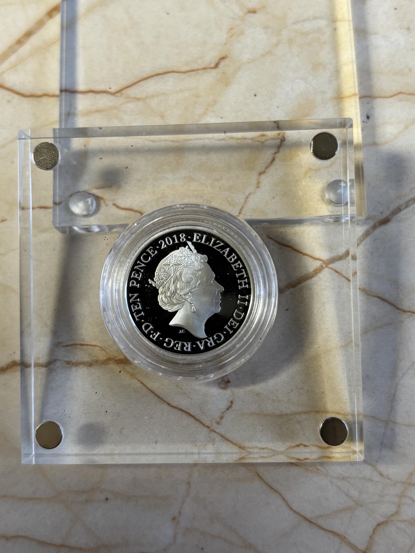 第197期拍卖 英国2018年10便士精制银币 26个字母系列-“U”字母 925银6.5克 发行量：2858 原盒