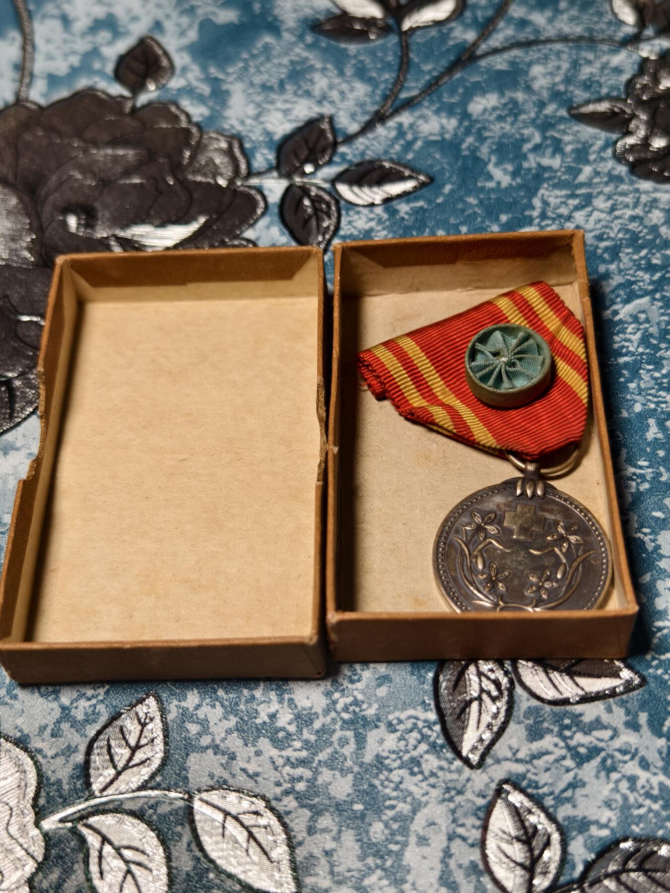 抚柳草堂-第二十五期章牌钱币  奖章勋章 满百包邮 放漏专场 1938伪满洲国赤十字社正赞助员章 原盒历史原品 此章是日本扶植的伪满洲国傀儡政权，在1938年（康德五年）设立的红十字会相关勋章，是日本侵华、殖民东北的历史实物罪证 历史意义早已超过此物本身价值