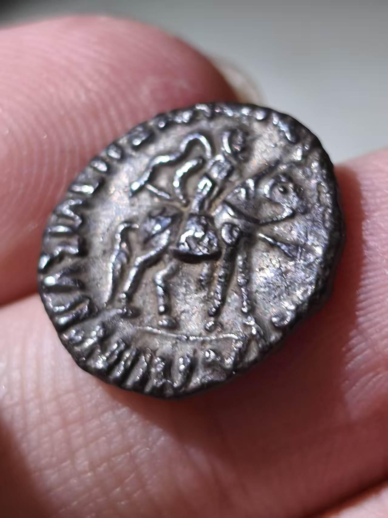 星盘世界钱币拍卖低佣金福利场(不直播) 非常少见精品！印度赛克王国的地方副王？萨迦斯坦统治者？斯帕拉霍雷斯之子斯帕拉加达梅斯银币，有一种说法是这个人就是汉书中提到的罽宾王乌头劳之子！有一点点弯