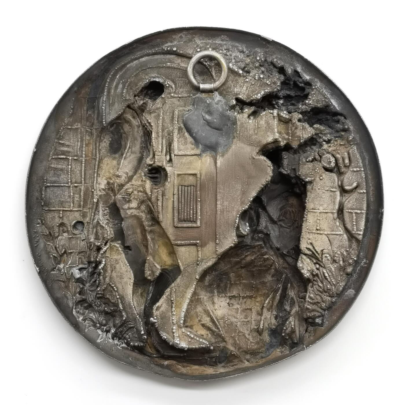 博洋堂世界钱币拍卖第168期（全场包邮） 单面镀银铜挂件，英国古典艺术，艺术章适合挂，也适合做摆件，年轻情侣示爱场景，带铭文