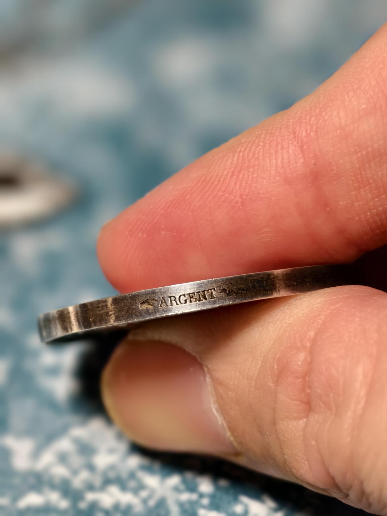 抚柳草堂-第二十五期章牌钱币  奖章勋章 满百包邮 放漏专场 19世纪法国新古典主义风格婚礼纪念银章 手指边铭 950银重18.6g 未刻名可自用 底板丝滑品相非常好  