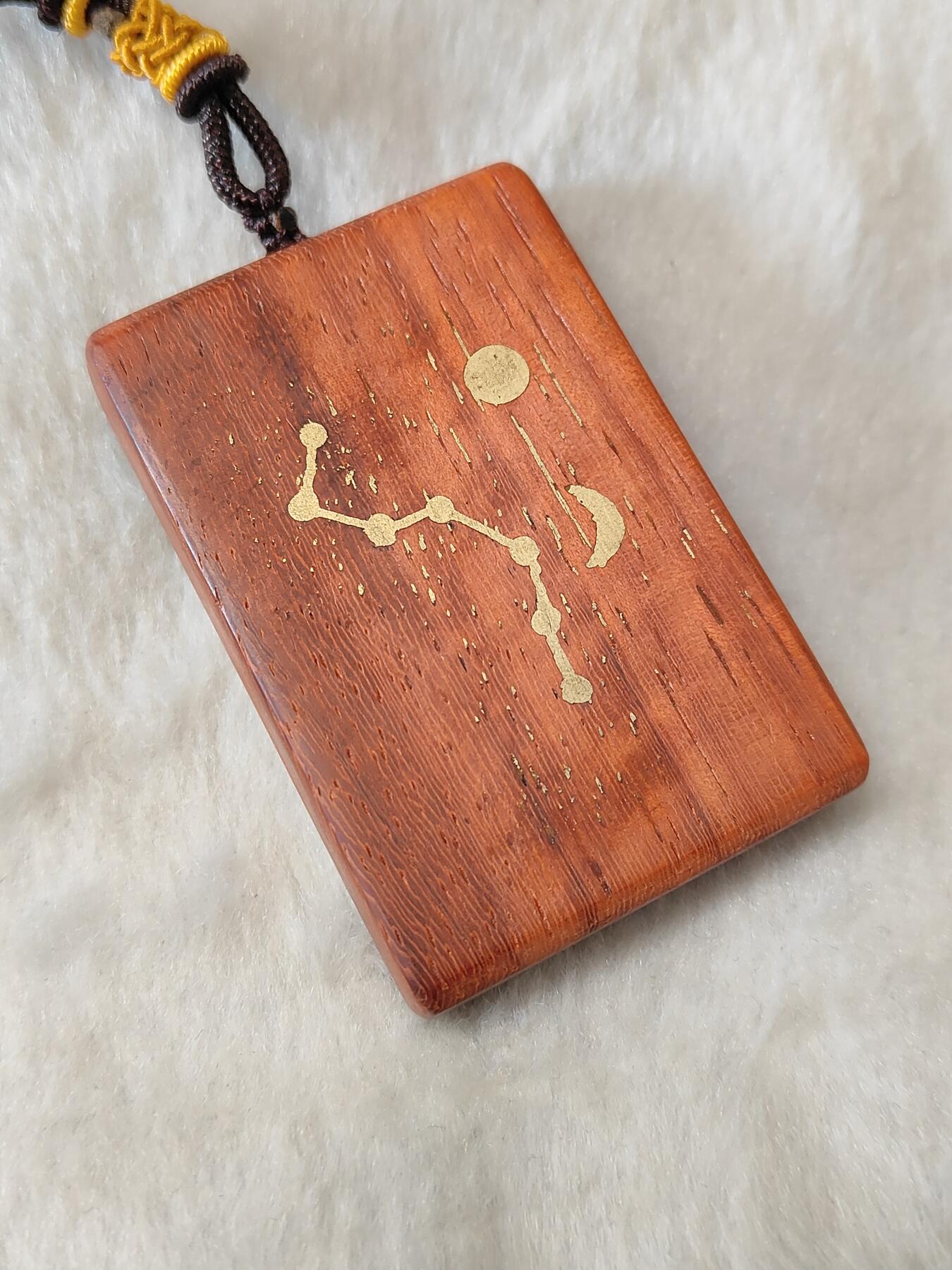 纯手工双面镶嵌红檀461牌子挂件，正面民俗山鬼古币真品，背北斗七星日月，原创手工作品仅此一件，按图发货一物一图，手工制作默认微瑕追求完美者慎，也可定制图案C113