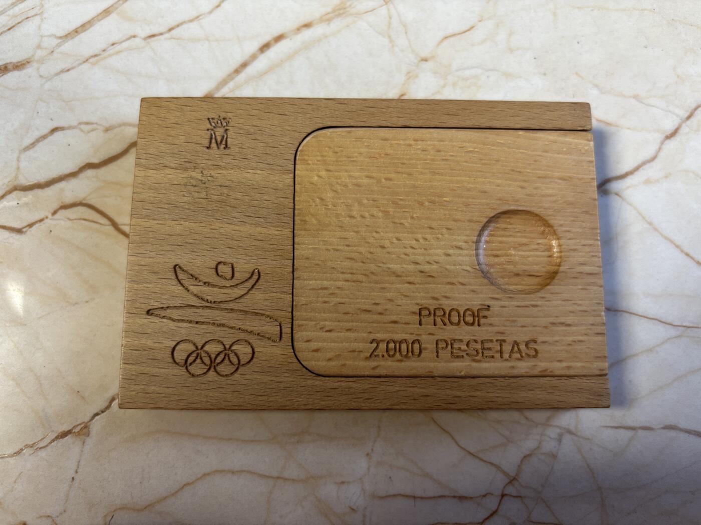 第197期拍卖 西班牙1990年2000比塞塔精制银币 巴塞罗那奥运会系列-会标 27克925银 原盒，有瑕疵