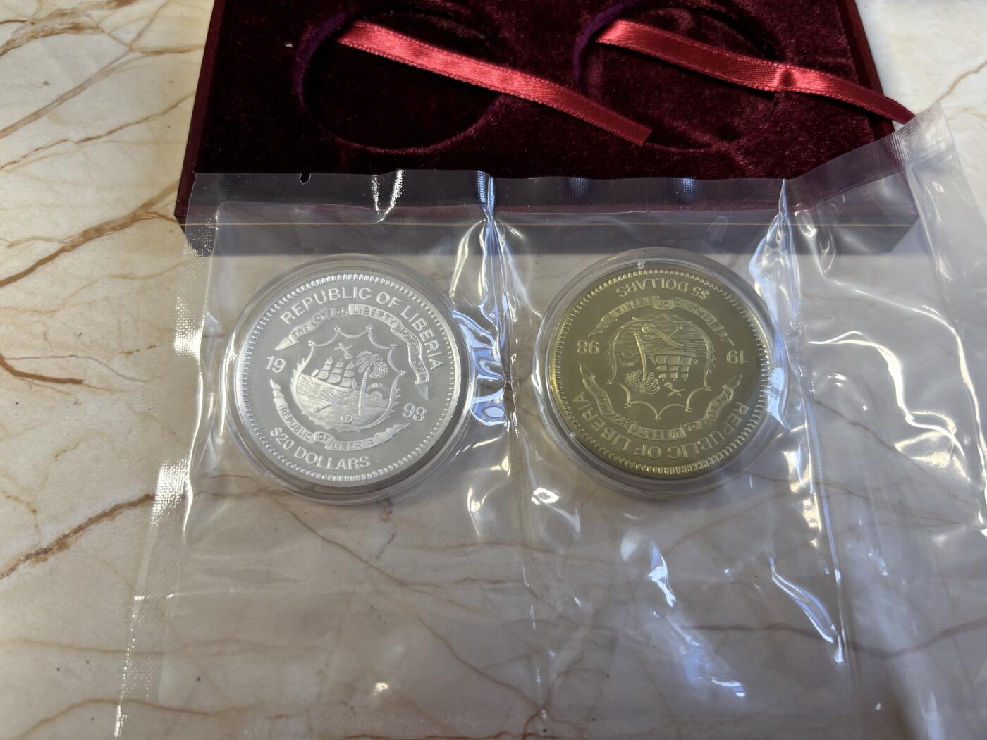 第197期拍卖 利比亚1998年20元和5元精制银铜币套 澳门回归中国 1盎司999银 发行量：5千套 盒证全 富兰克林造币厂代铸，银价584