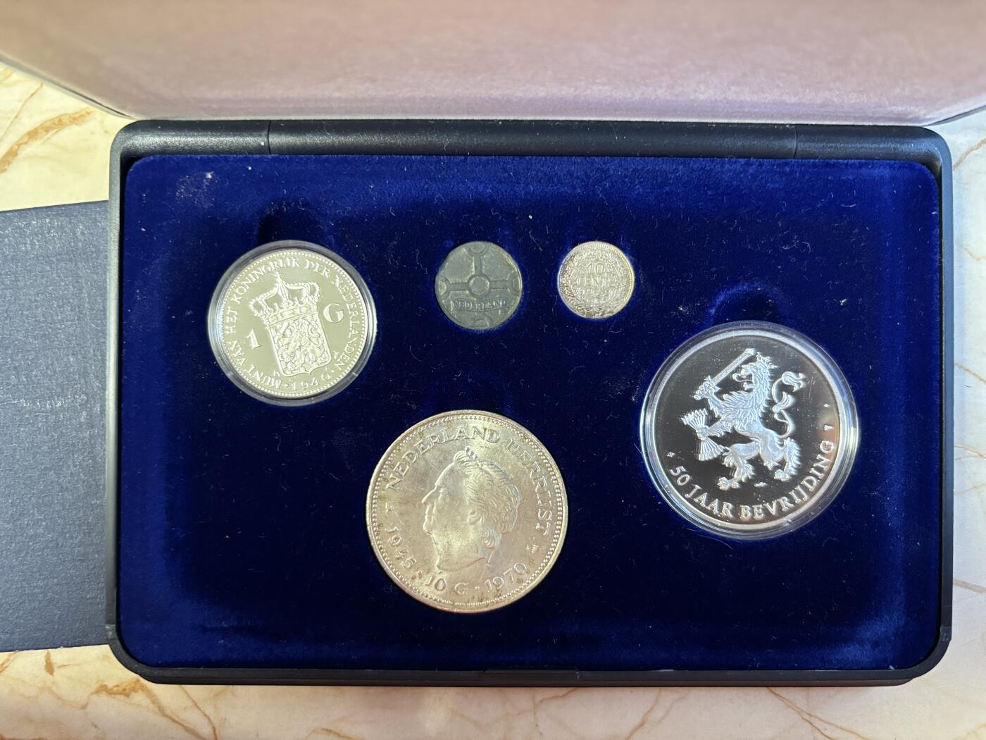 第197期拍卖 荷兰1995年二战胜利50周年币套 含一枚银章（925银25克）锌分币（1941-44)费城银币（1.4克640银,1944）1盾（720银10.2克，复刻1940）10盾（720银25克，1970）盒证全