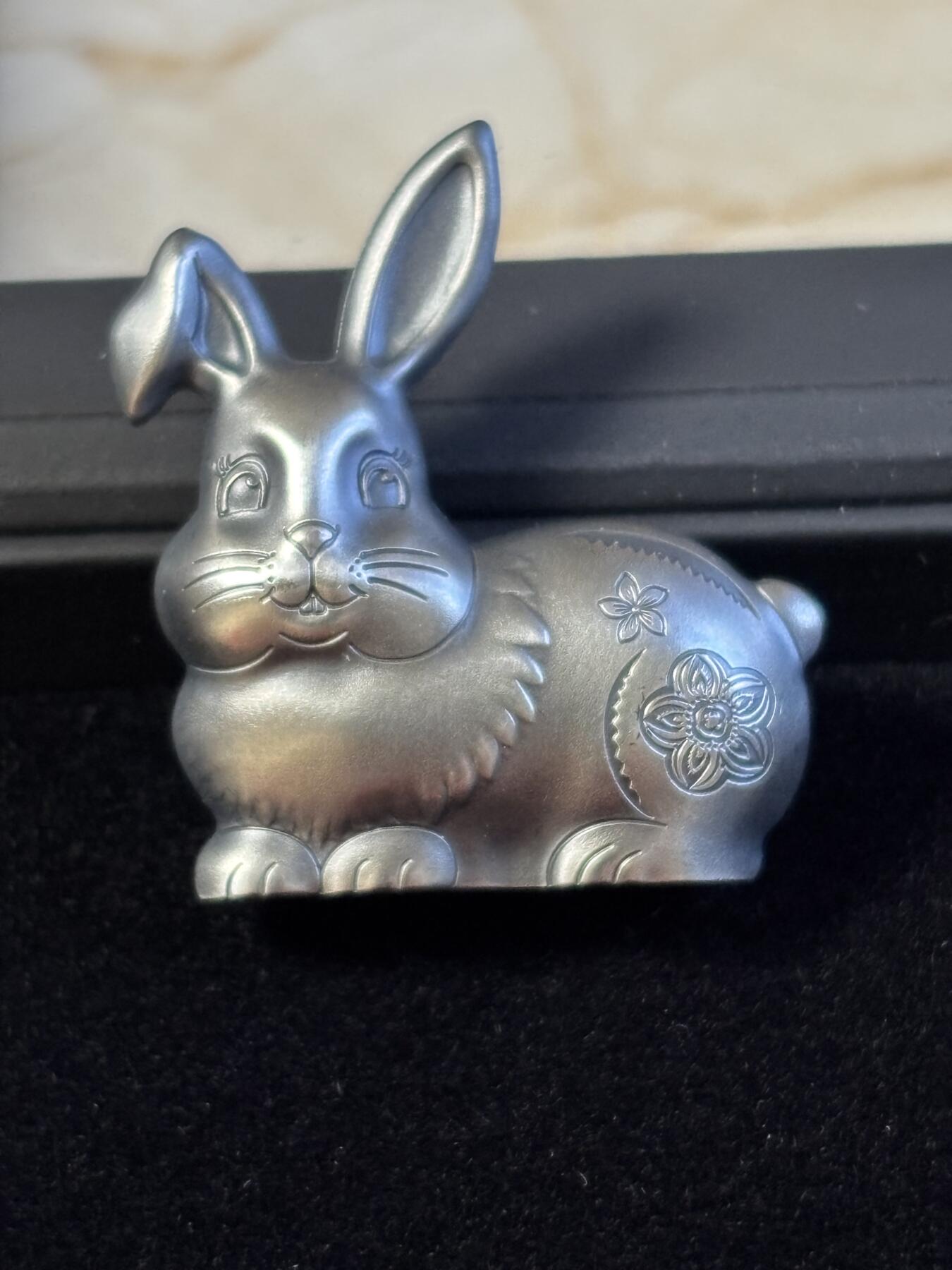 第197期拍卖 蒙古2023年1000图格里克高浮雕异形仿古银币 中国农历生肖-甜蜜的银兔 1盎司999银 发行量：999 盒证全