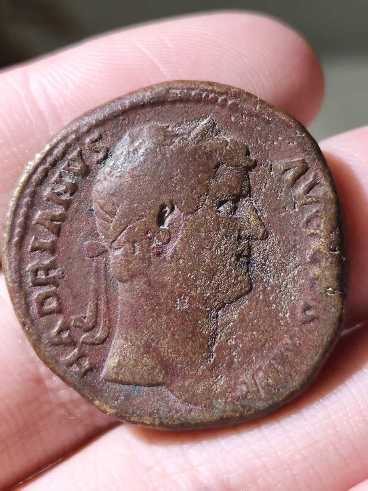 星盘世界钱币拍卖低佣金福利场(不直播)  哈德良塞斯特提大铜币24.24g，公元136年铸于罗马。背面快乐女神FELICITAS立像，手持树枝与商神杖。