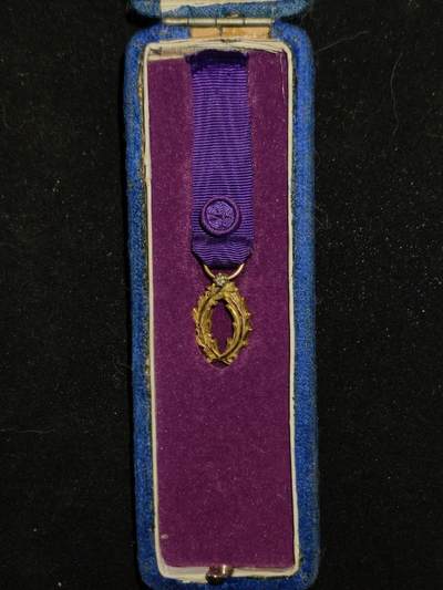 凯旋世界勋赏（第23期）（欢迎送拍）（对拍品有疑问请询问客服，不接受到手刀，出价默认拍品品相。请认真阅读拍卖规则！出价默认已认可！）（收到货请录制开箱视频，无视频概不处理问题。） - 法国军官棕榈叶勋章迷你带盒黄金制带钻石2.7g