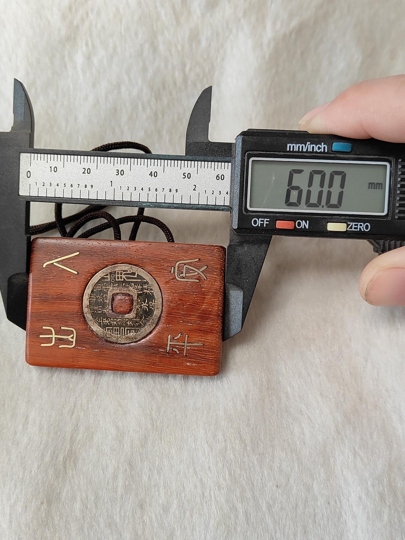 纯手工双面镶嵌红檀461牌子挂件，正面民俗山鬼古币真品，背北斗七星日月，原创手工作品仅此一件，按图发货一物一图，手工制作默认微瑕追求完美者慎，也可定制图案C113