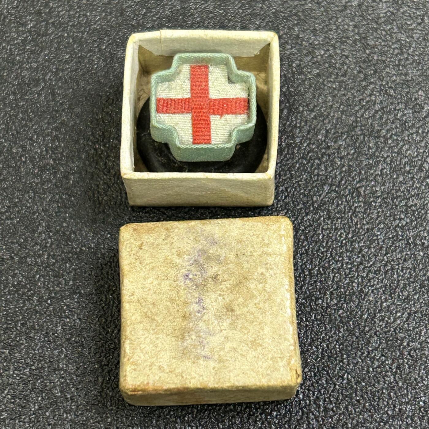 西秦中古拍卖第八十四期  不忘历史·抗战收藏 抗战时期 日本红十字奖章勋略 带原盒