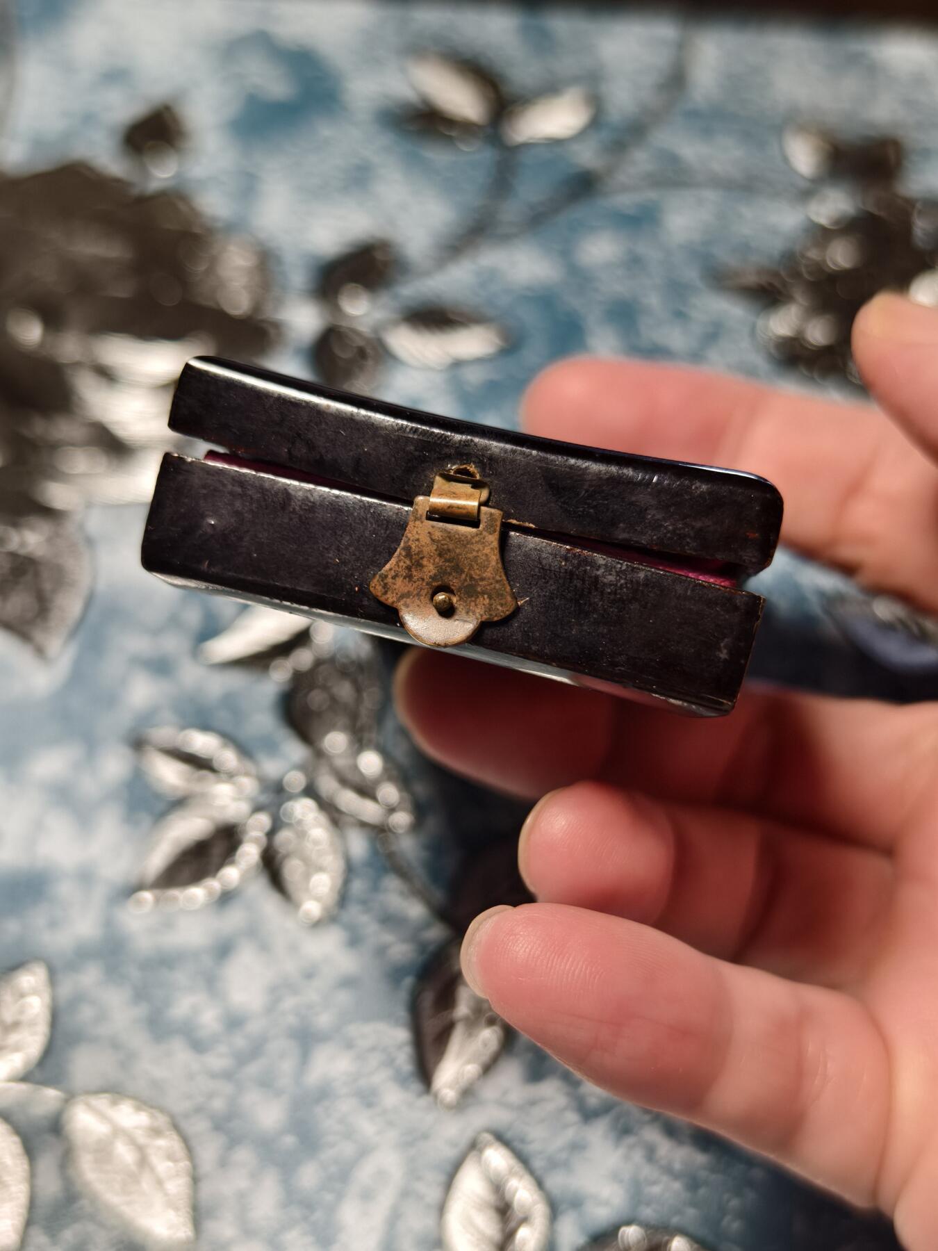 抚柳草堂-第二十五期章牌钱币  奖章勋章 满百包邮 放漏专场 1895甲午战争从军纪章 侵略铁证 漆木原盒极美品 正面菊纹下交叉日本海陆军旗 雕刻师池田隆雄 