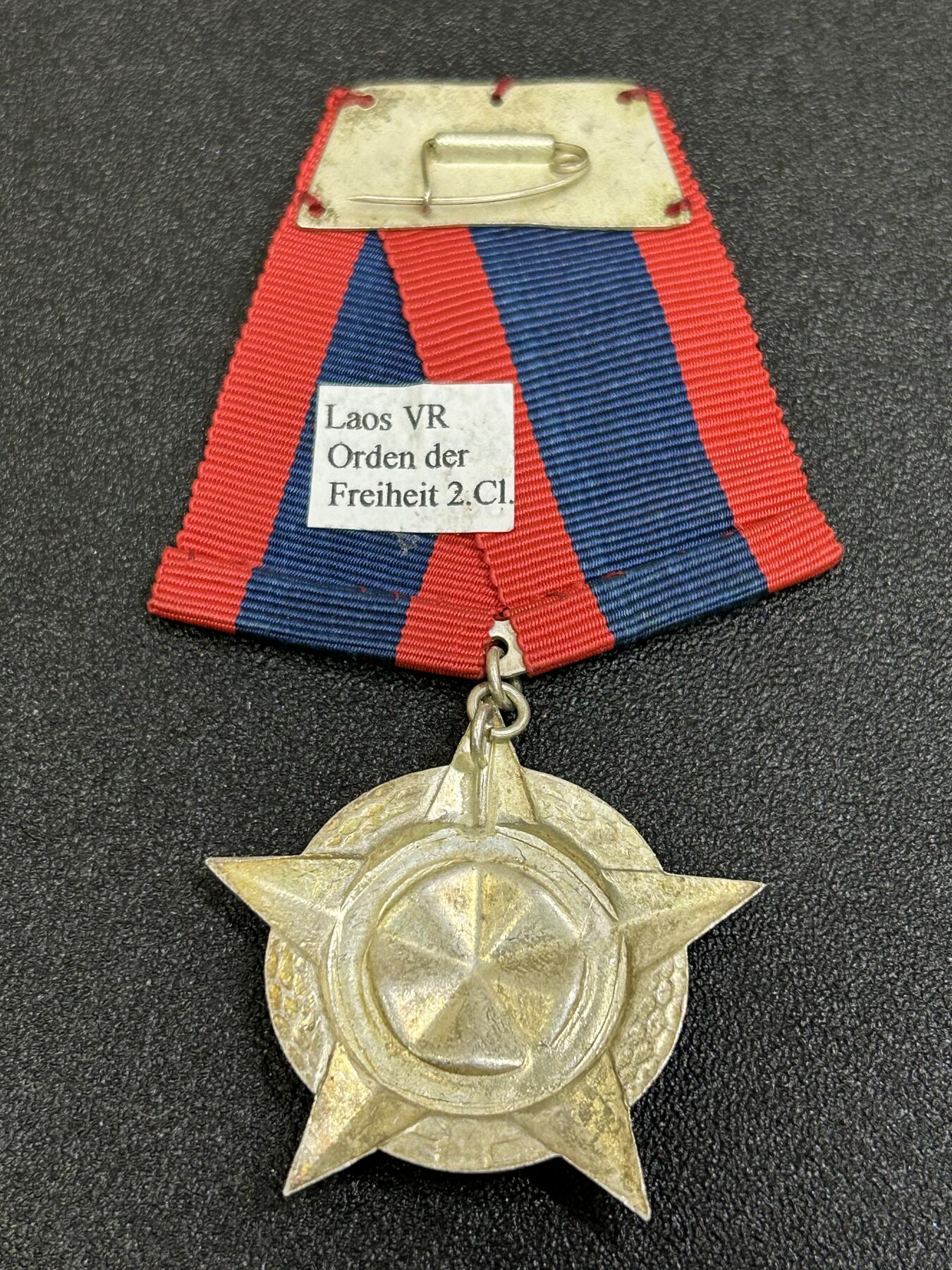 西秦中古拍卖第八十四期  老挝二级自由勋章 铜制 第一版 早期红色绶带