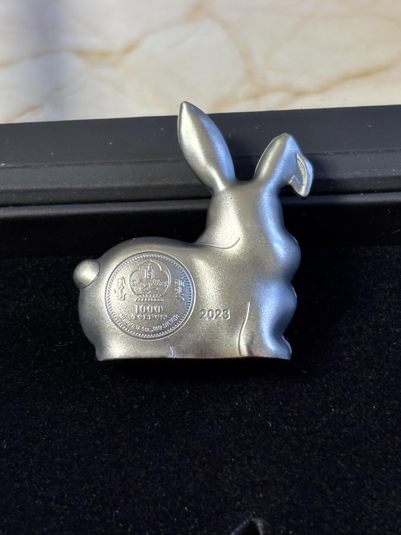 第197期拍卖 蒙古2023年1000图格里克高浮雕异形仿古银币 中国农历生肖-甜蜜的银兔 1盎司999银 发行量：999 盒证全