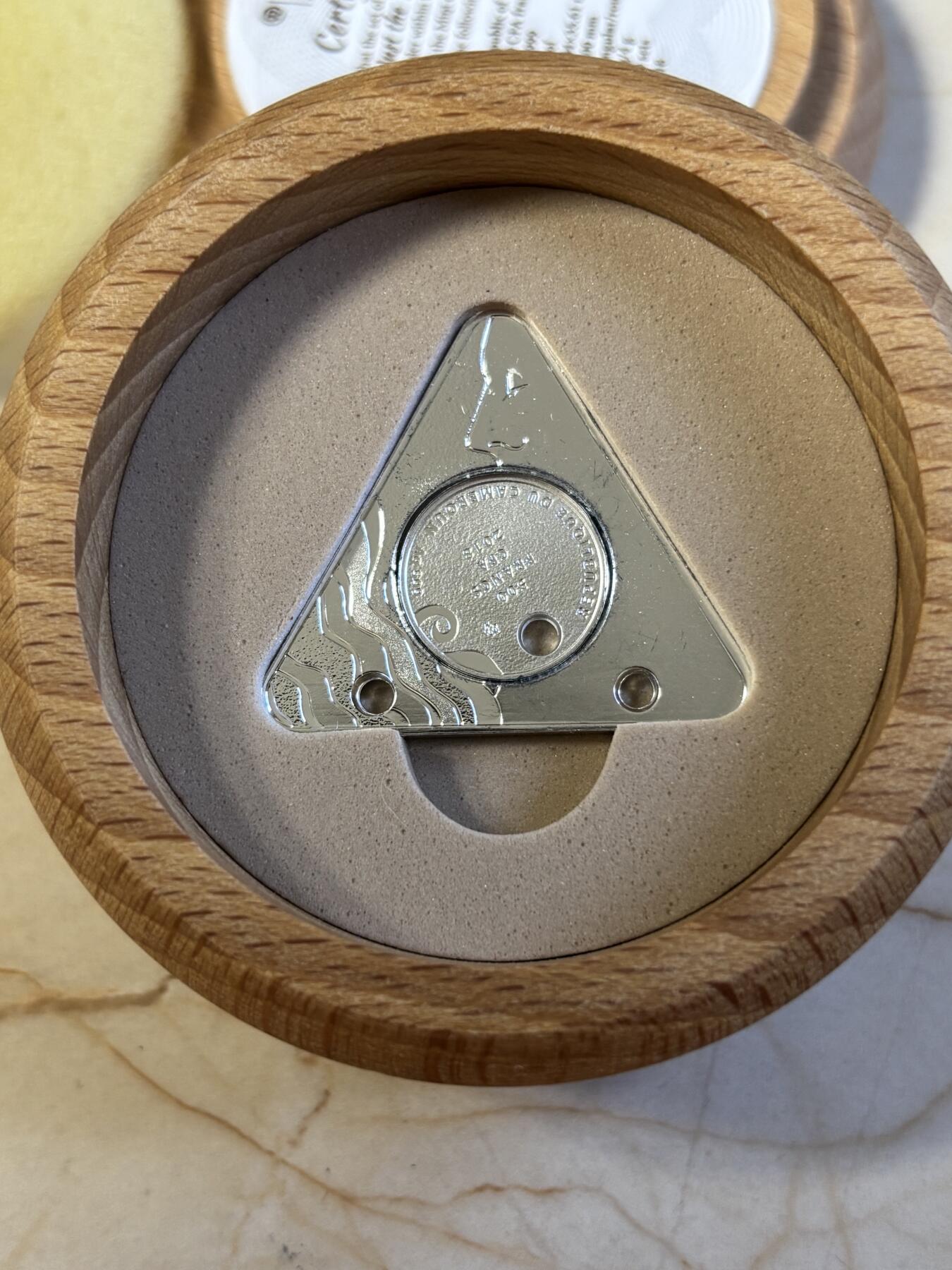 第197期拍卖 喀麦隆2018年500法郎2枚镶嵌吊坠精制银币套 只有你和我 （三角形和圆形） 10克+4克999银 发行量：969 盒证全