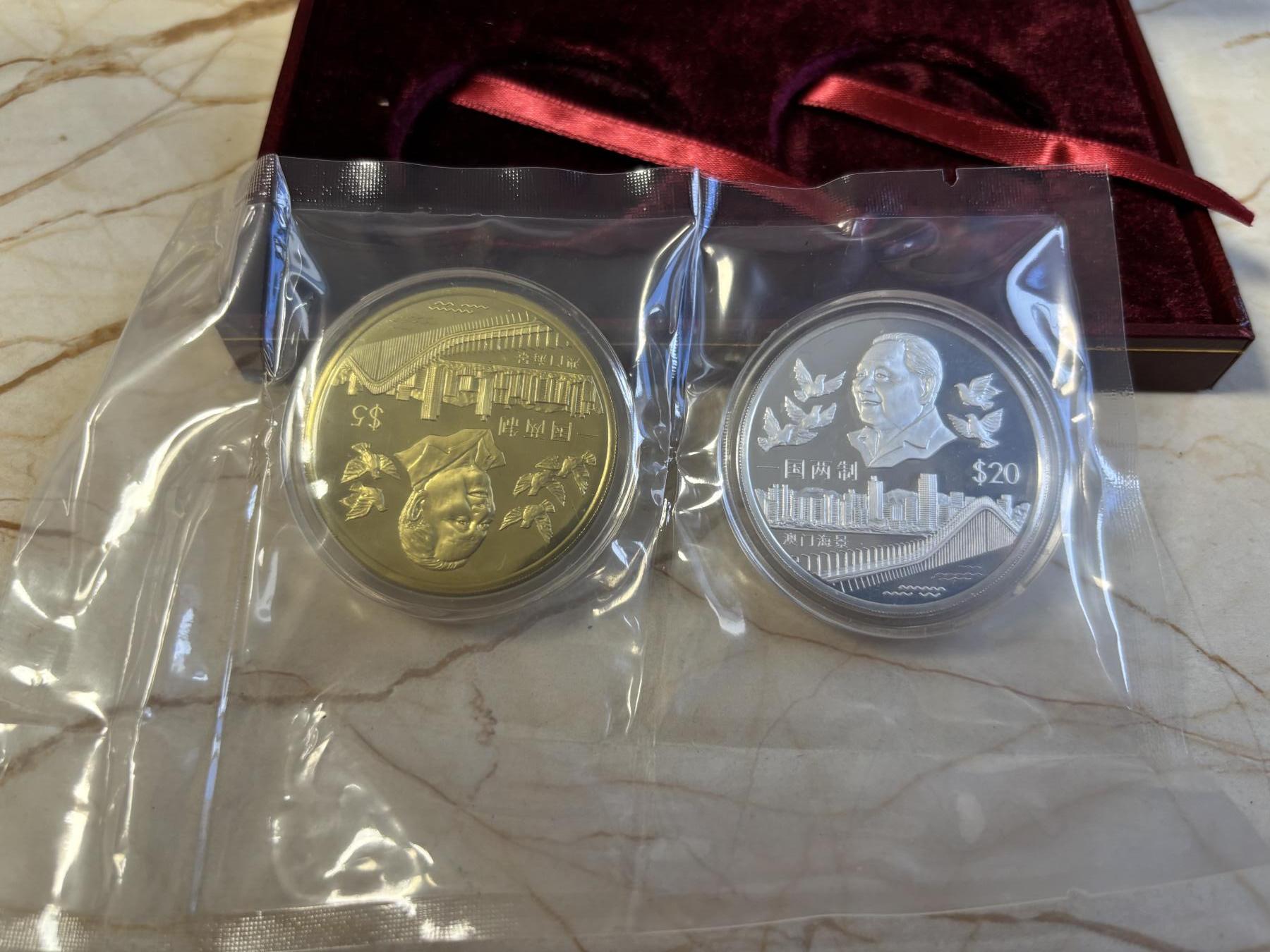 第197期拍卖 利比亚1998年20元和5元精制银铜币套 澳门回归中国 1盎司999银 发行量：5千套 盒证全 富兰克林造币厂代铸，银价584