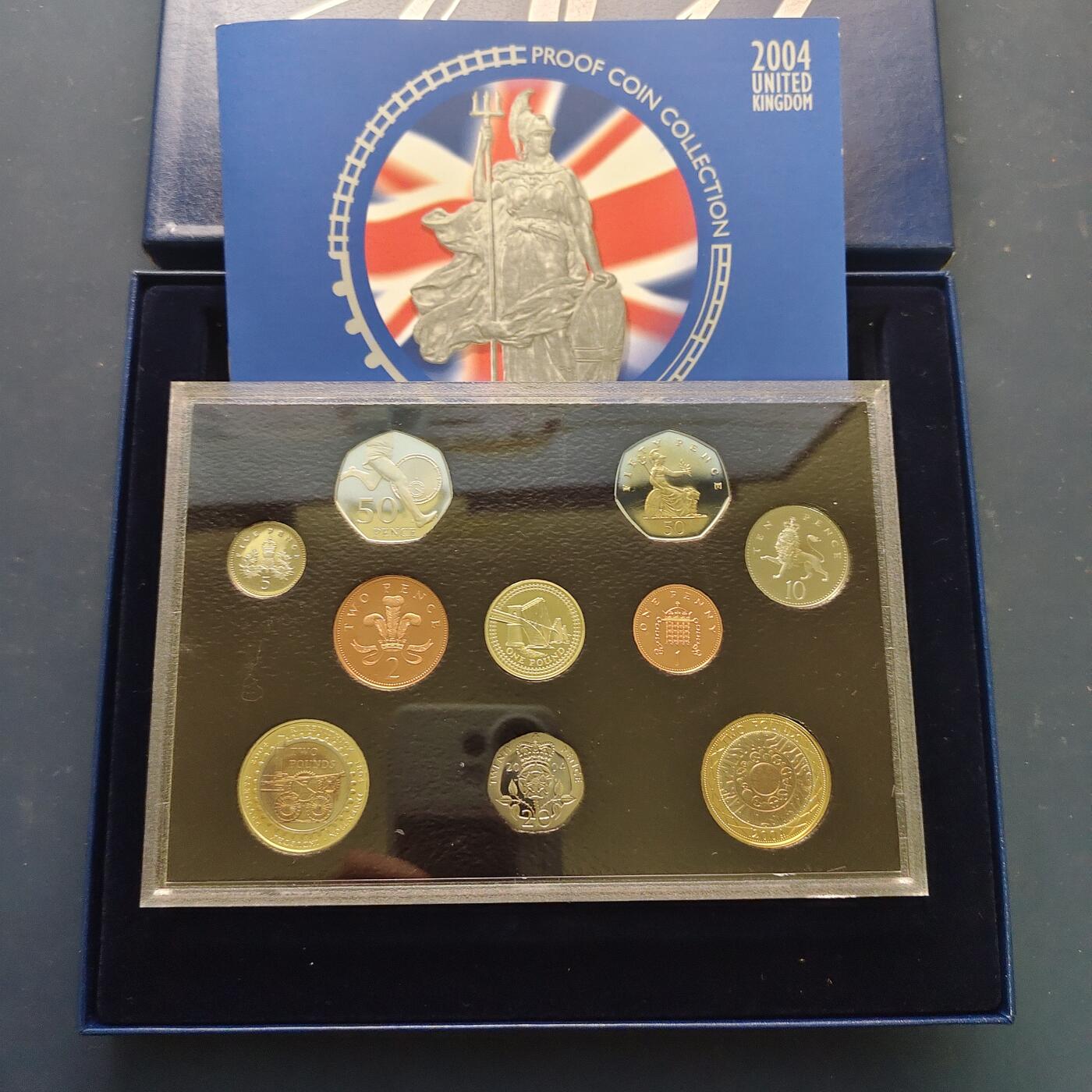 【全场包邮】纯粹捡漏拍521场 英国2004年官方精制套币-盒证全-含2镑首辆火车+1镑第四铁路桥+50便士罗杰班尼斯精制纪念币