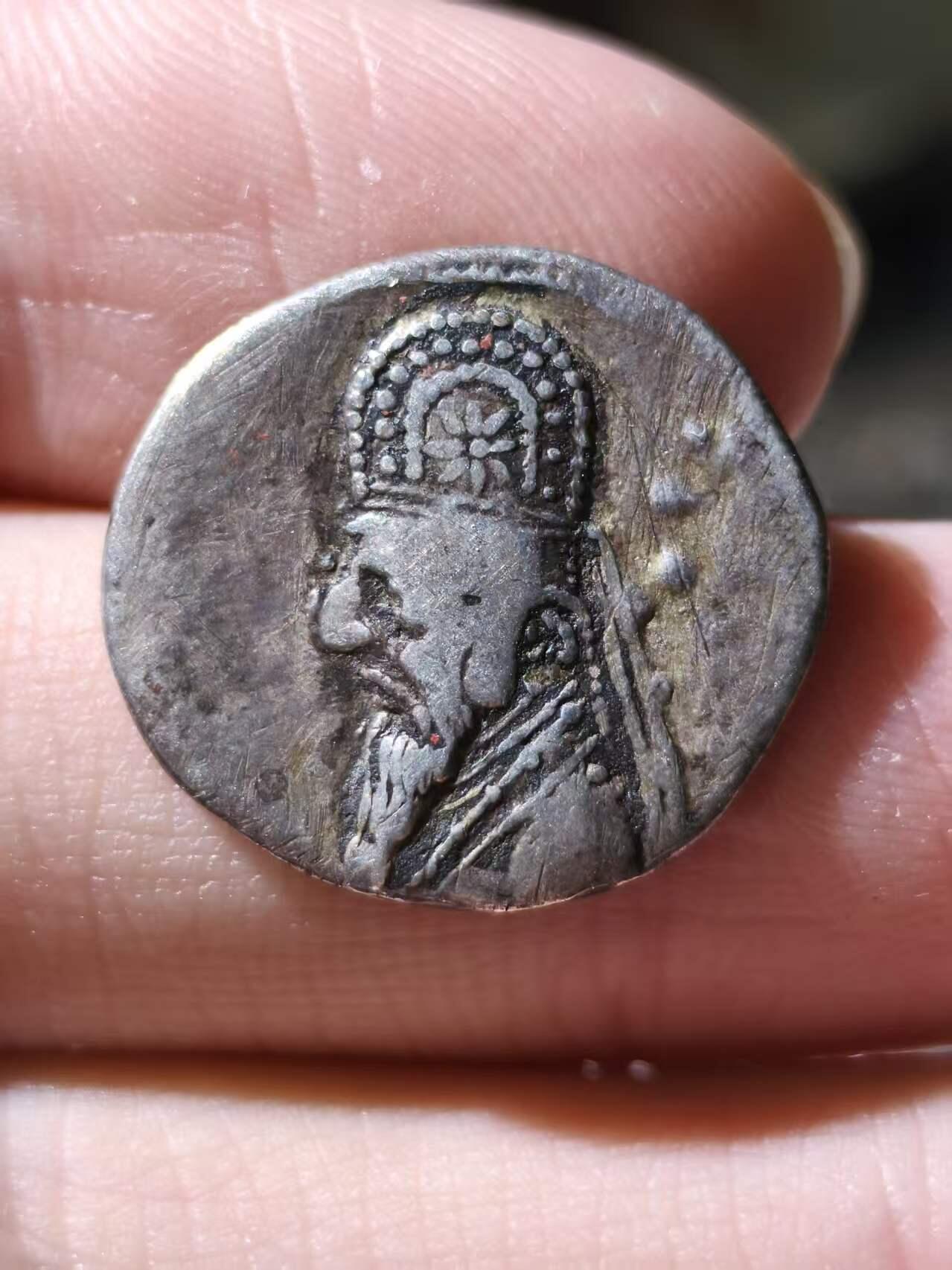 星盘世界钱币拍卖低佣金福利场(不直播) 安息 帕提亚帝国 米特拉达梯二世 德拉克马银币 相对少见的老年肖像。这枚币发行后没多久帕提亚便落入了历史不详的“黑暗时代”