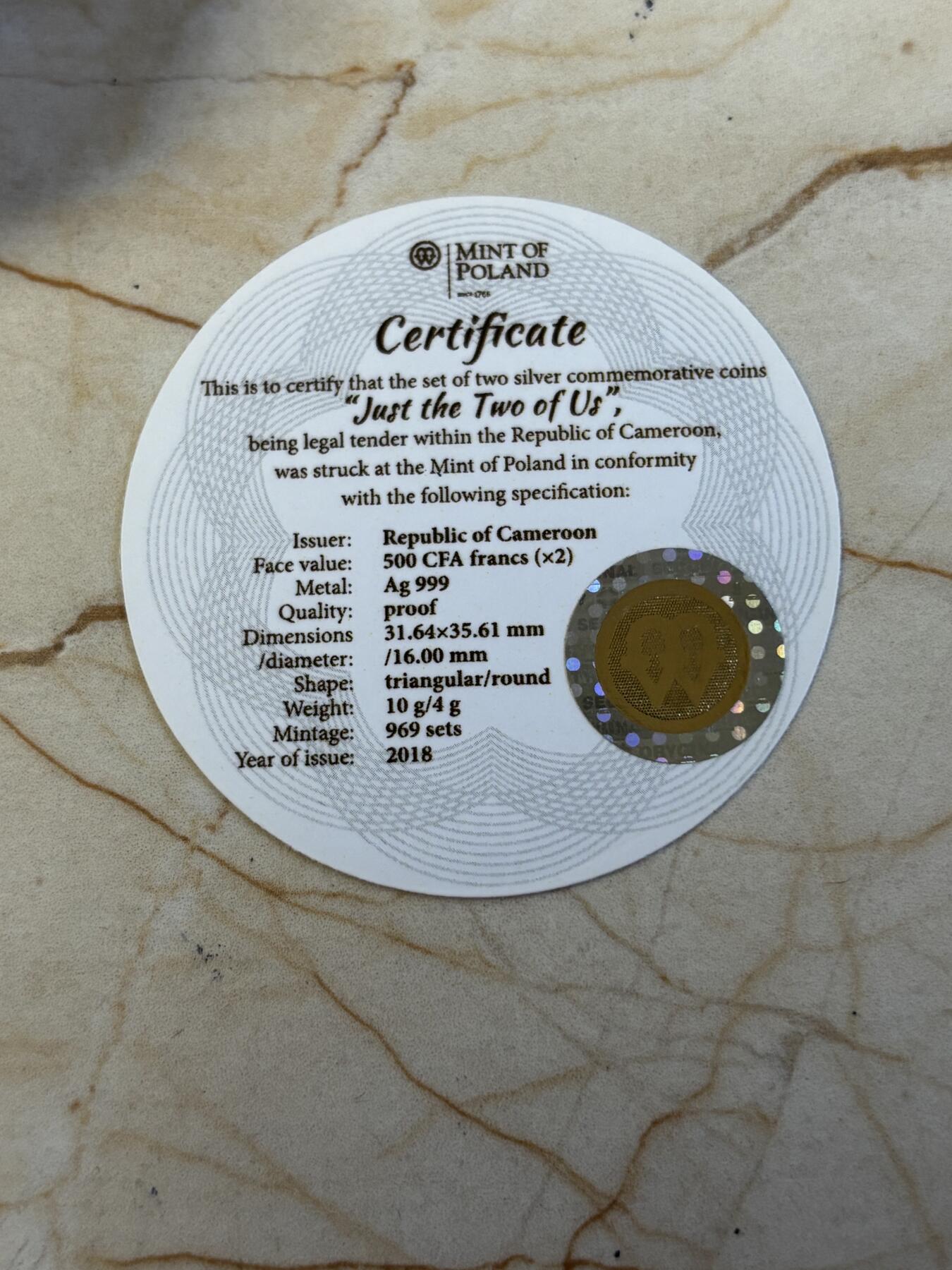 第197期拍卖 喀麦隆2018年500法郎2枚镶嵌吊坠精制银币套 只有你和我 （三角形和圆形） 10克+4克999银 发行量：969 盒证全