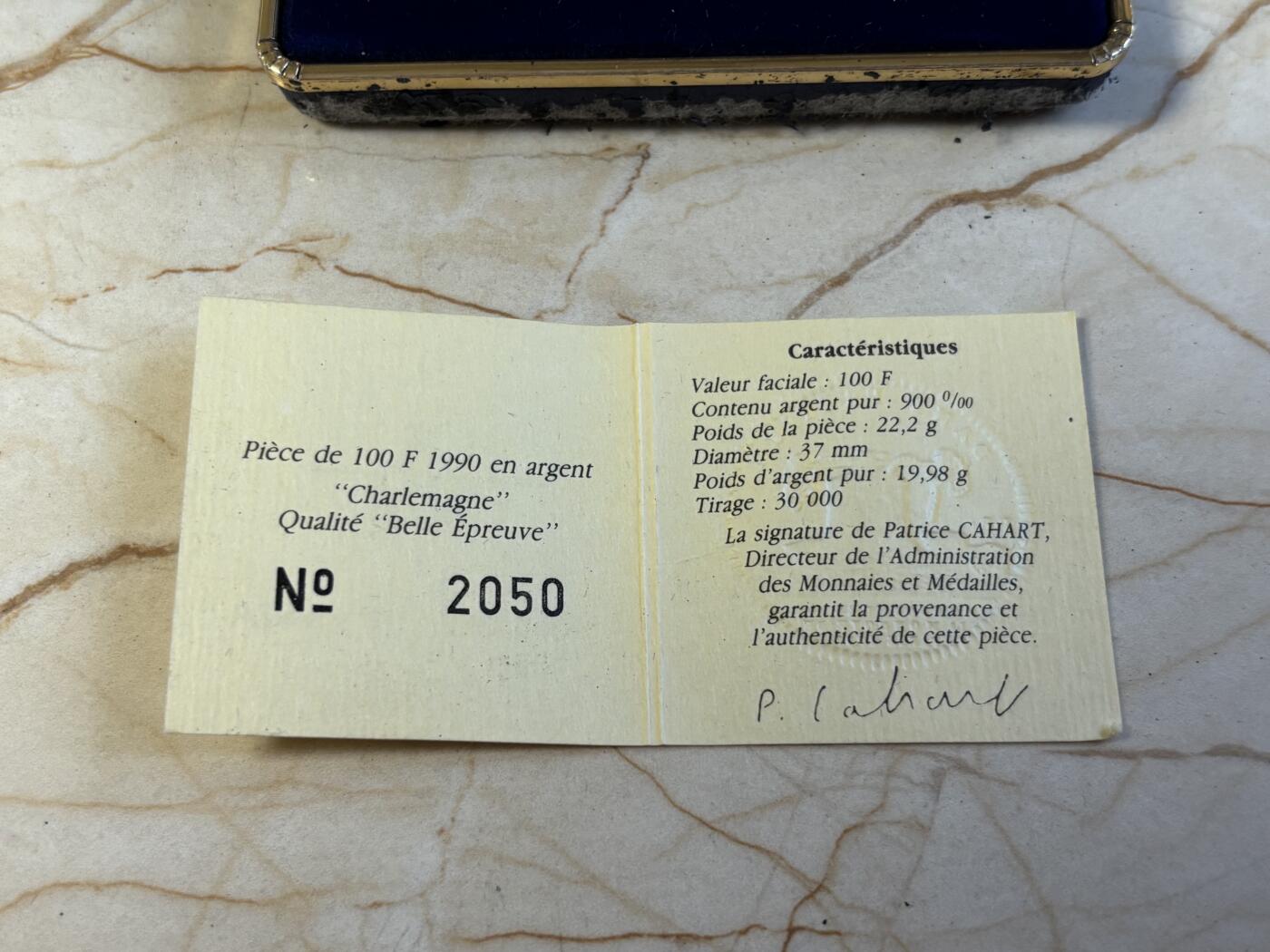 第197期拍卖 法国1990年100法郎精制银币 查理曼大帝 22.2克900银 发行量：3万 盒证全，盒子脱皮