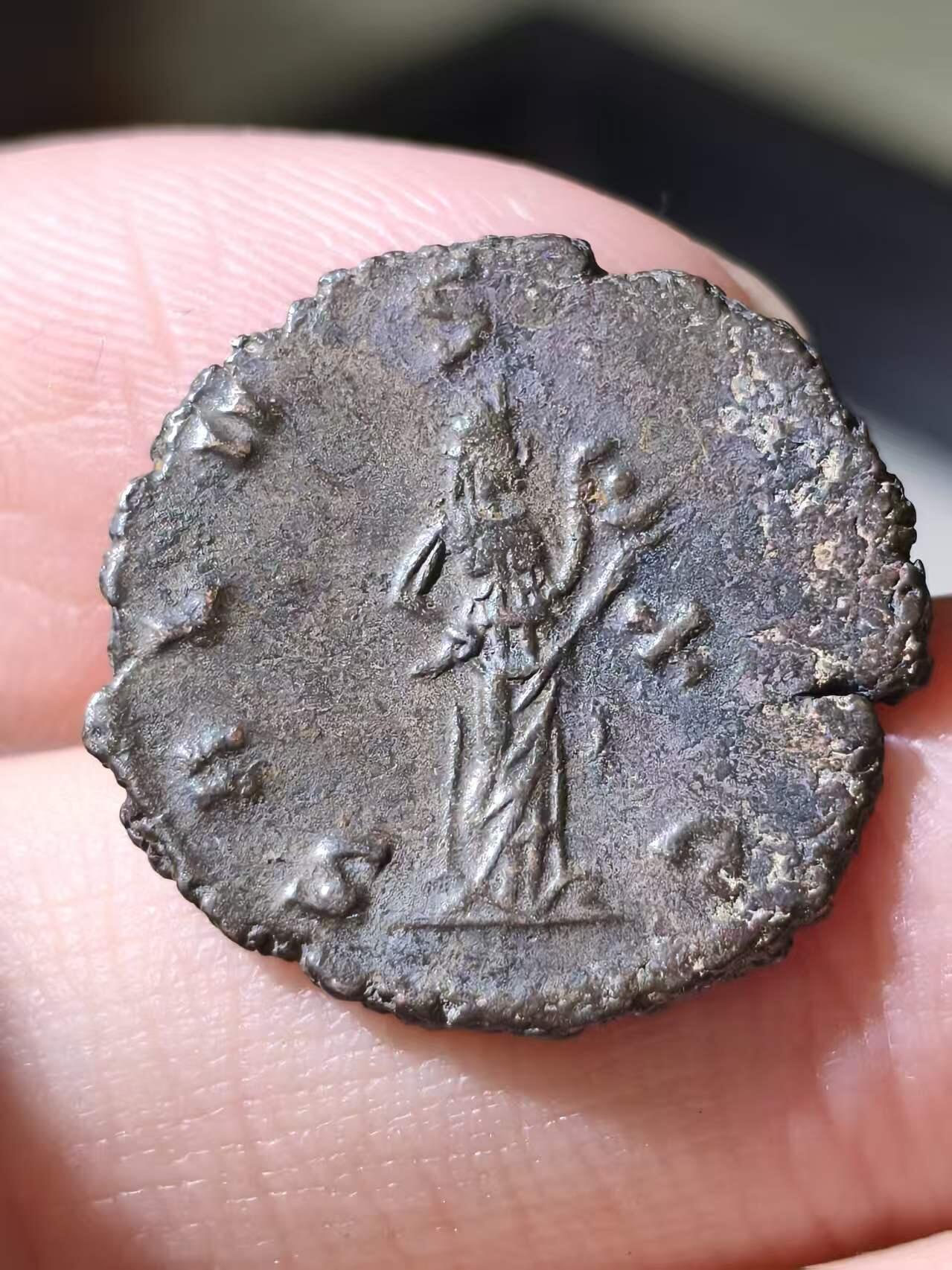 星盘世界钱币拍卖低佣金福利场(不直播) 加里恩努斯安东尼银币，公元260至268年铸于罗马厂，背幸福女神在喂食缠在手臂上的蛇。