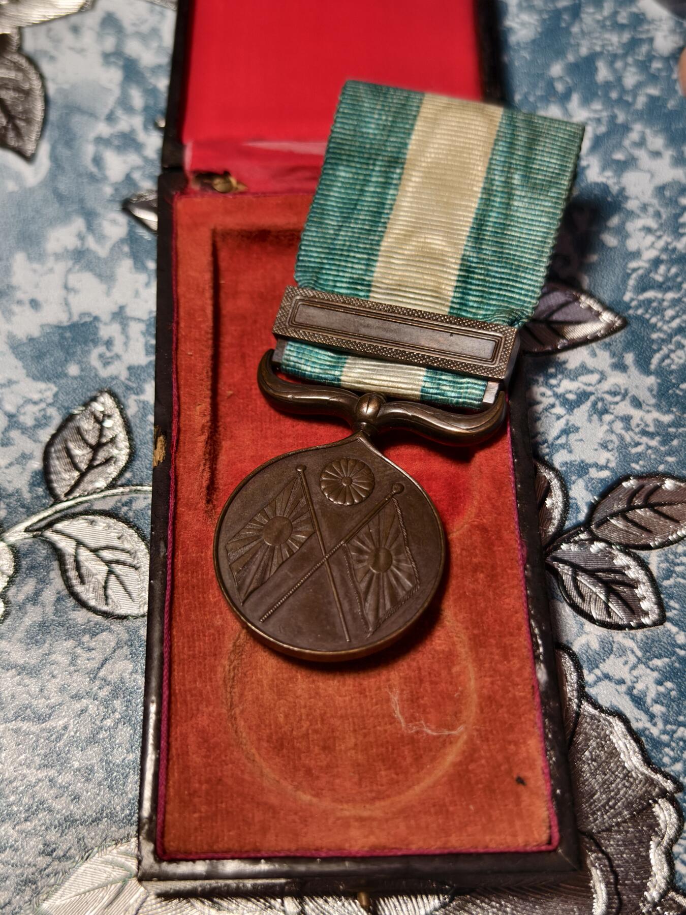 抚柳草堂-第二十五期章牌钱币  奖章勋章 满百包邮 放漏专场 1895甲午战争从军纪章 侵略铁证 漆木原盒极美品 正面菊纹下交叉日本海陆军旗 雕刻师池田隆雄 