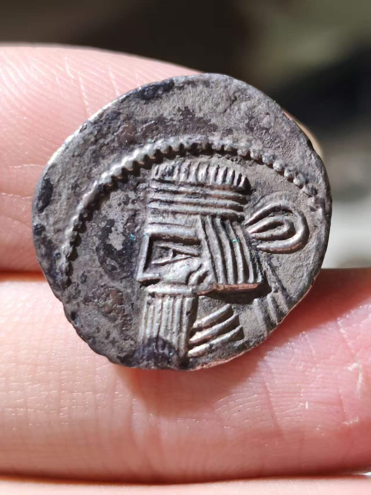 星盘世界钱币拍卖低佣金福利场(不直播) 安息/帕提亚帝国 阿尔达班二世 德拉克马银币 此人为了争夺亚美尼亚，和提比略统治的罗马展开了旷日持久的代理人战争。他死后，帕提亚陷入了持久内战