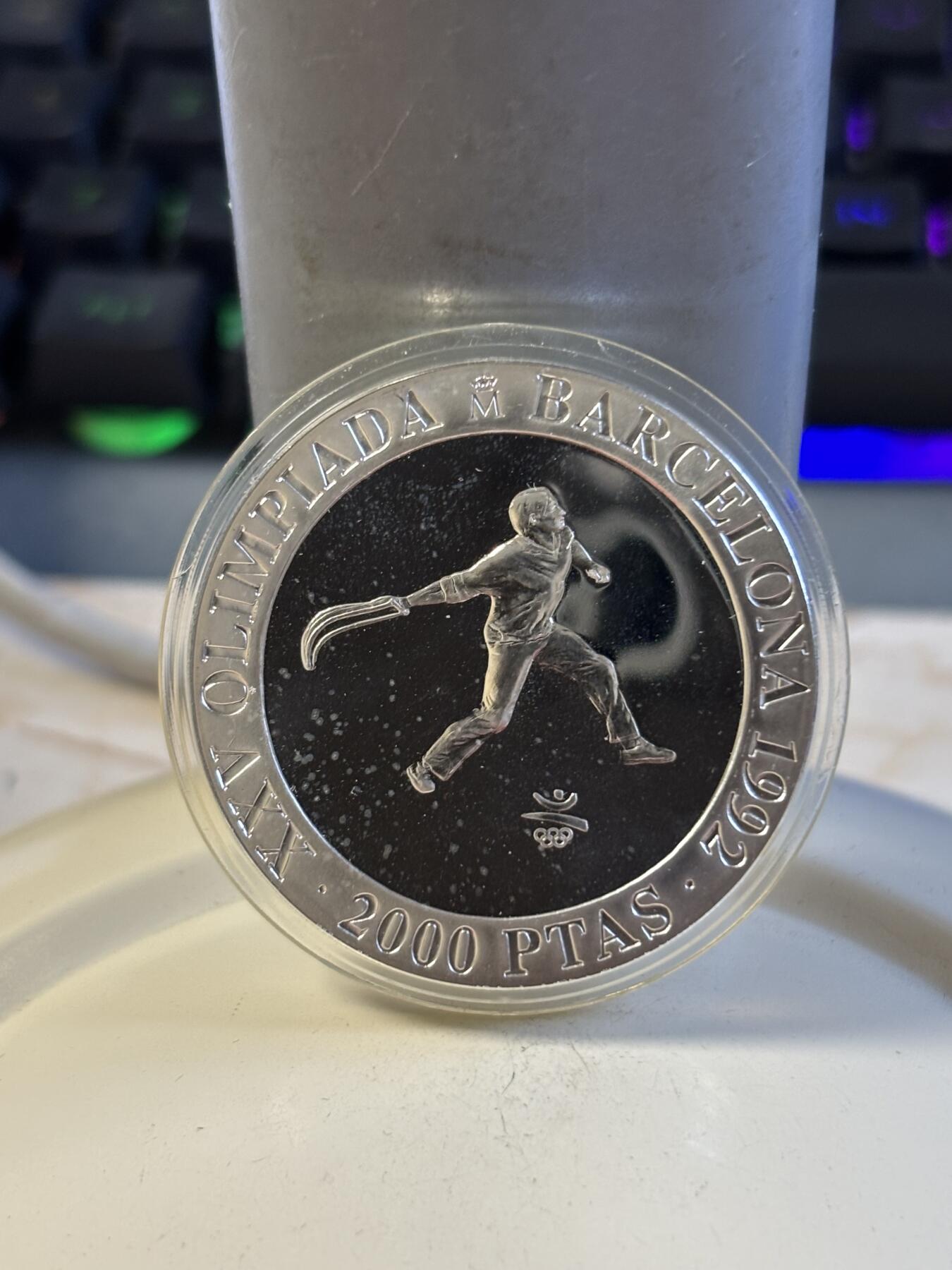 第197期拍卖 西班牙1990年2000比塞塔精制银币 巴塞罗那奥运会系列-巴斯克球（西班牙回力球） 27克925银 发行量：8万 盒证全，有瑕疵