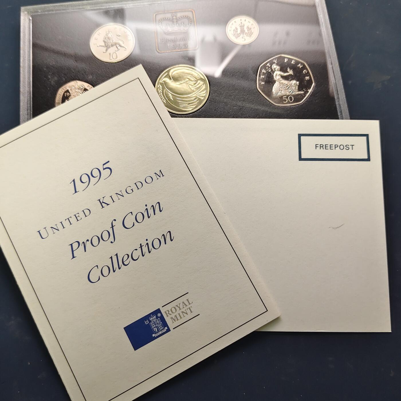【全场包邮】纯粹捡漏拍521场 英国1995年官方精制套币-塑盒带证书-含2镑二战胜利50周年+1镑威尔士红龙精制纪念币