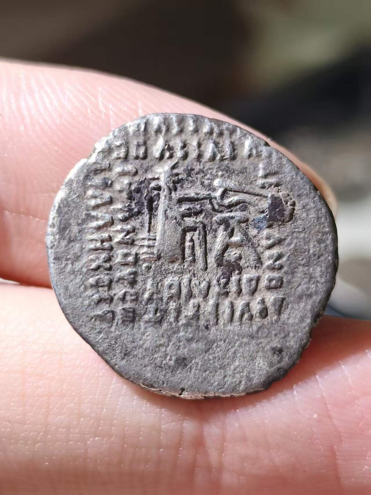 星盘世界钱币拍卖低佣金福利场(不直播) 安息/帕提亚帝国 阿尔达班二世 德拉克马银币 此人为了争夺亚美尼亚，和提比略统治的罗马展开了旷日持久的代理人战争。他死后，帕提亚陷入了持久内战