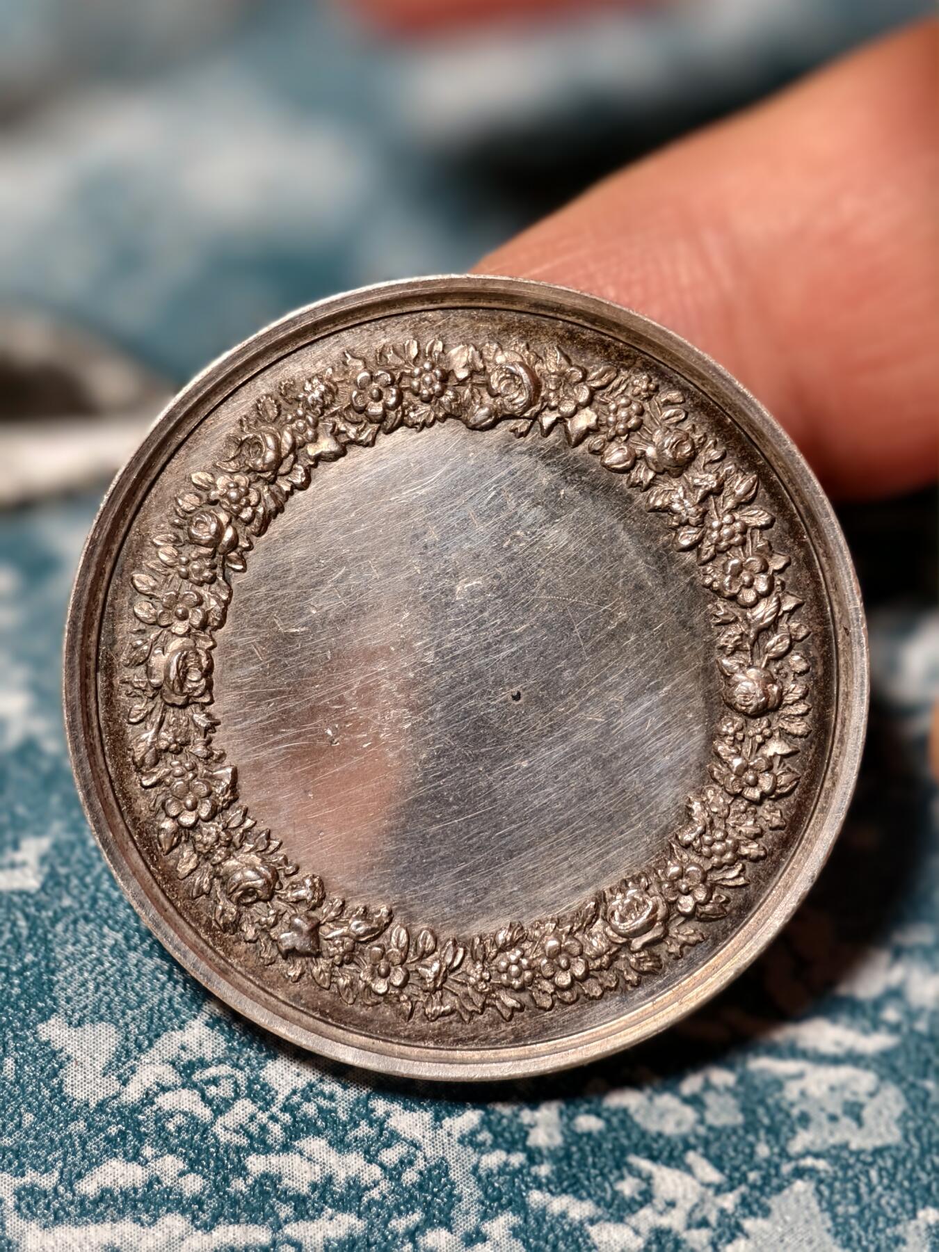 抚柳草堂-第二十五期章牌钱币  奖章勋章 满百包邮 放漏专场 19世纪法国新古典主义风格婚礼纪念银章 手指边铭 950银重18.6g 未刻名可自用 底板丝滑品相非常好  