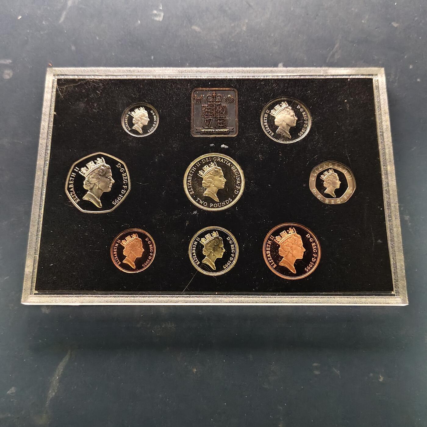 【全场包邮】纯粹捡漏拍521场 英国1995年官方精制套币-塑盒带证书-含2镑二战胜利50周年+1镑威尔士红龙精制纪念币