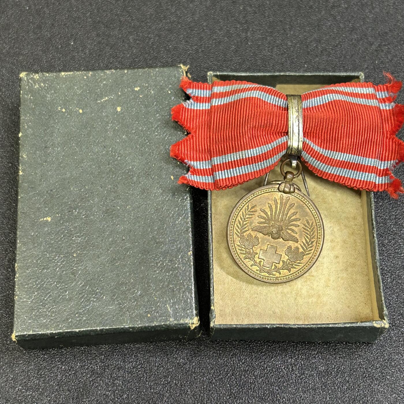 西秦中古拍卖第八十四期  不忘历史·抗战收藏 日本红十字会日俄战争战地救护奖章 带盒