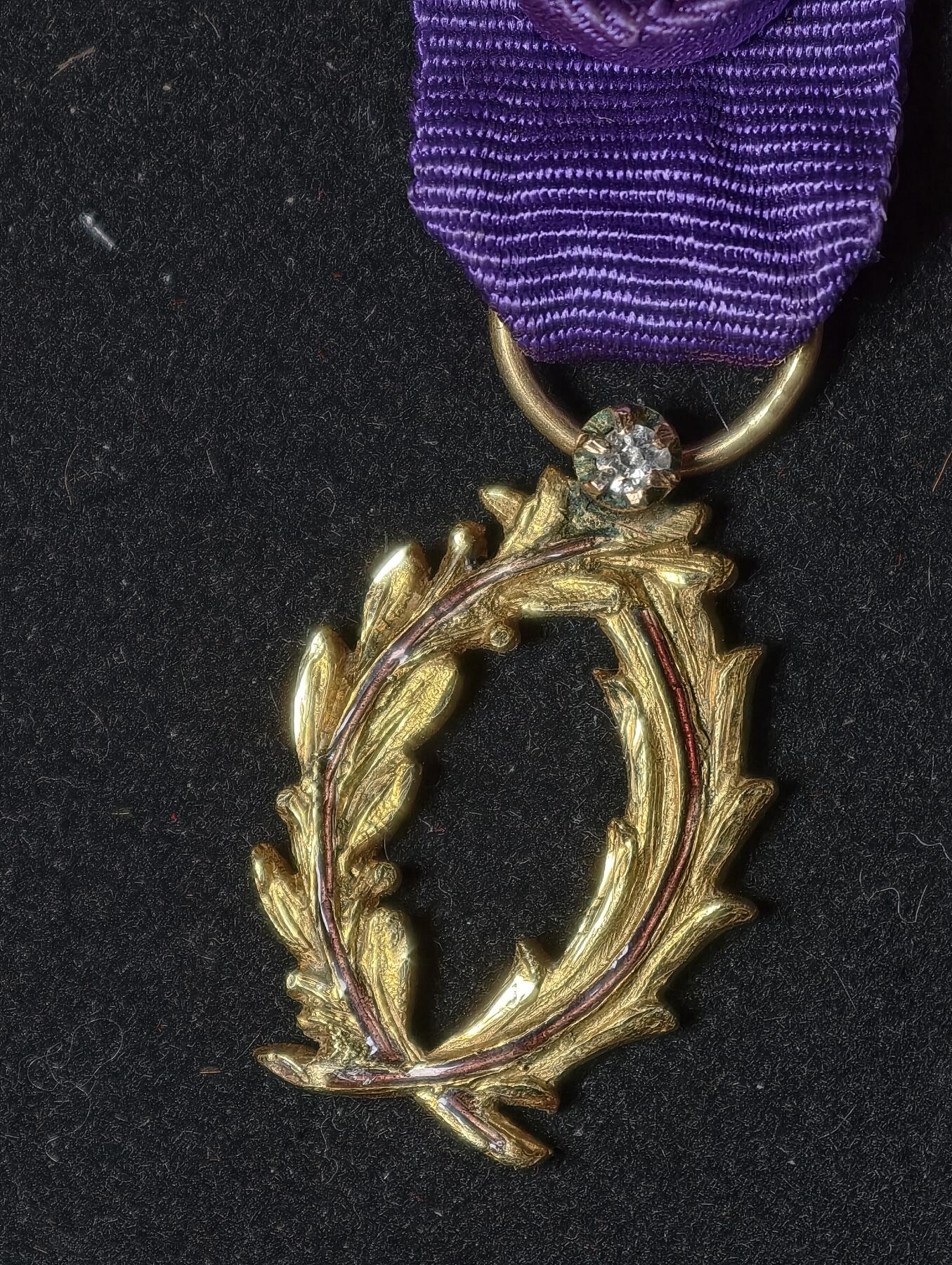 凯旋世界勋赏（第23期）（欢迎送拍）（对拍品有疑问请询问客服，不接受到手刀，出价默认拍品品相。请认真阅读拍卖规则！出价默认已认可！）（收到货请录制开箱视频，无视频概不处理问题。） 法国军官棕榈叶勋章迷你带盒黄金制带钻石2.7g