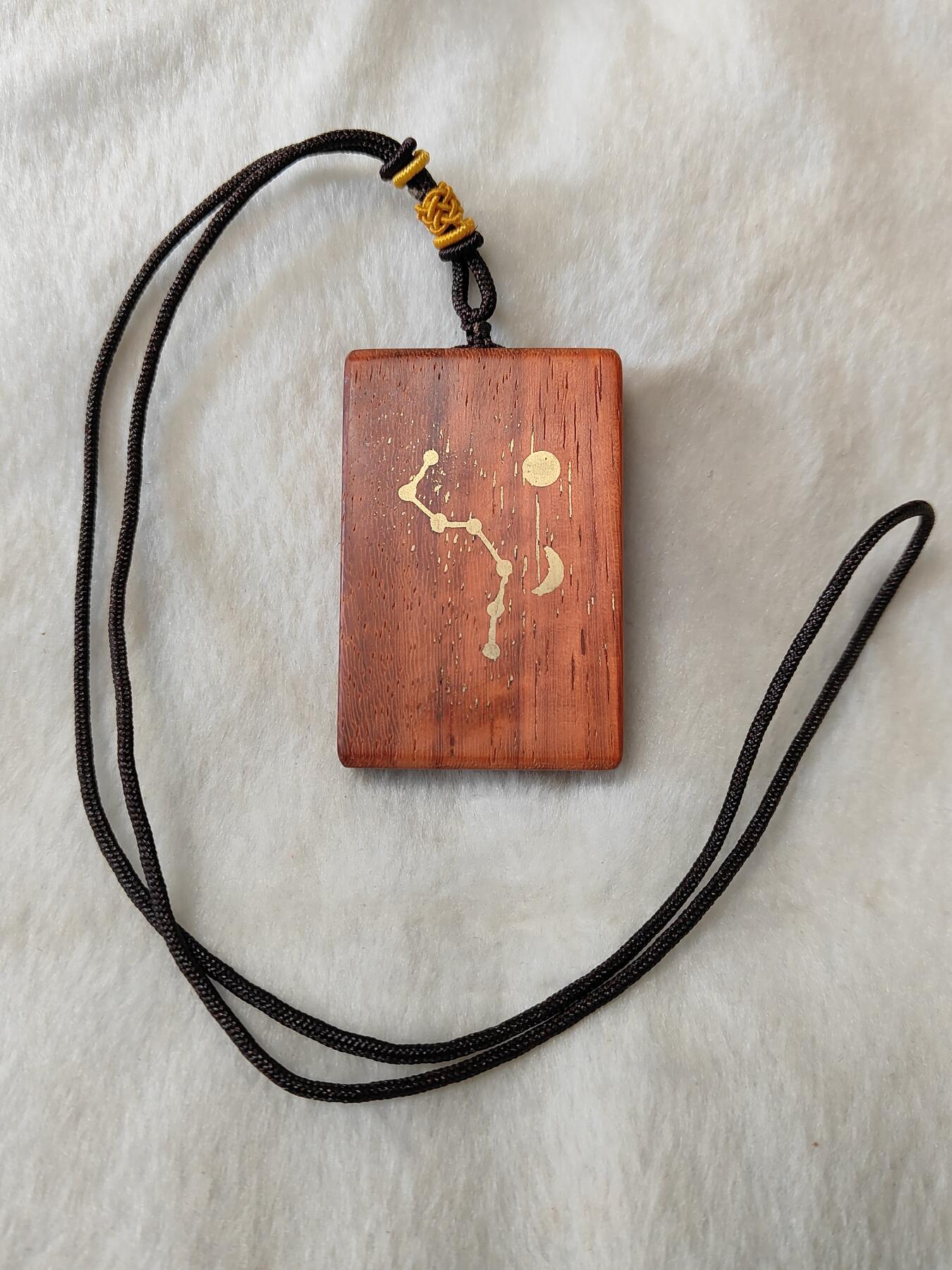 纯手工双面镶嵌红檀461牌子挂件，正面民俗山鬼古币真品，背北斗七星日月，原创手工作品仅此一件，按图发货一物一图，手工制作默认微瑕追求完美者慎，也可定制图案C113