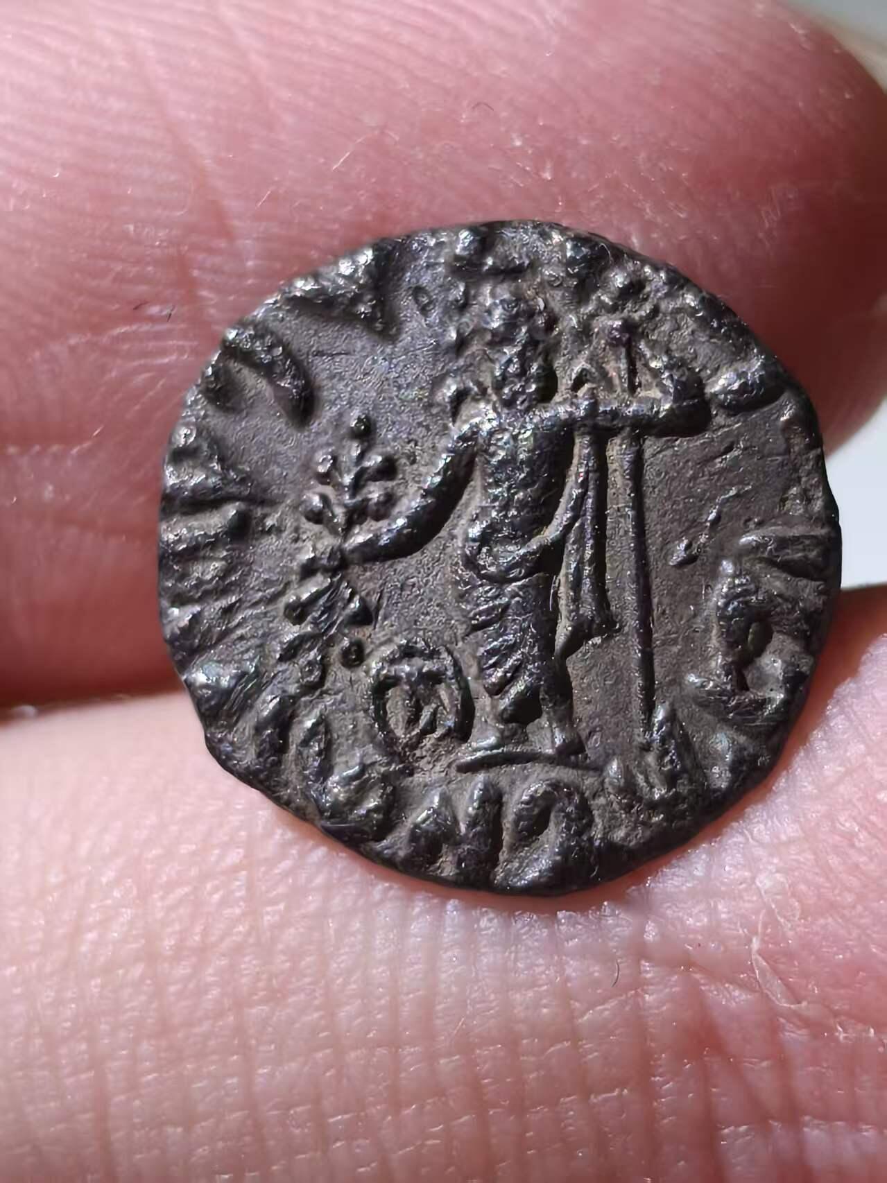 星盘世界钱币拍卖低佣金福利场(不直播) 非常少见精品！印度赛克王国的地方副王？萨迦斯坦统治者？斯帕拉霍雷斯之子斯帕拉加达梅斯银币，有一种说法是这个人就是汉书中提到的罽宾王乌头劳之子！有一点点弯