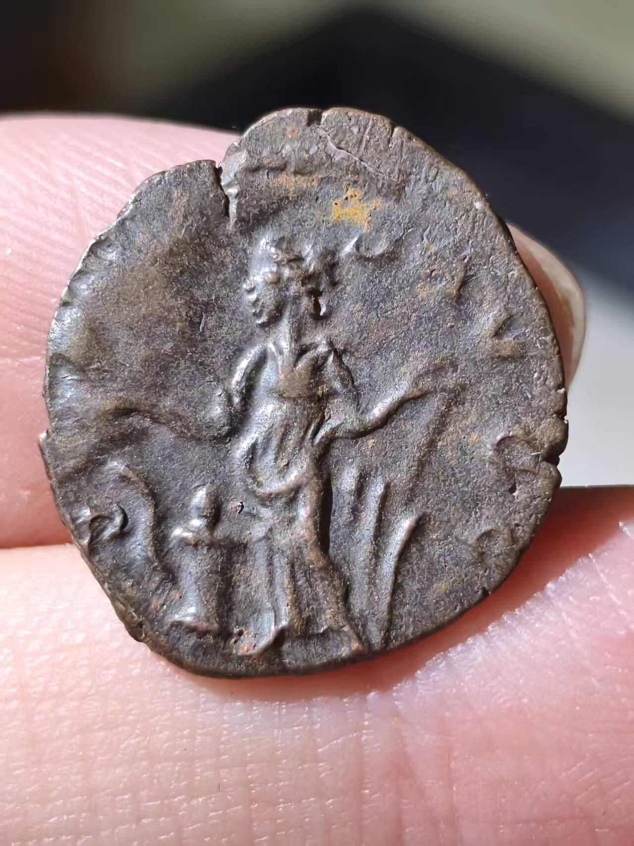 星盘世界钱币拍卖低佣金福利场(不直播)  泰特里库斯一世安东尼银币，公元271至274年铸于科隆厂，背幸福女神一手在喂食在火坛上的蛇，另一手持锚。