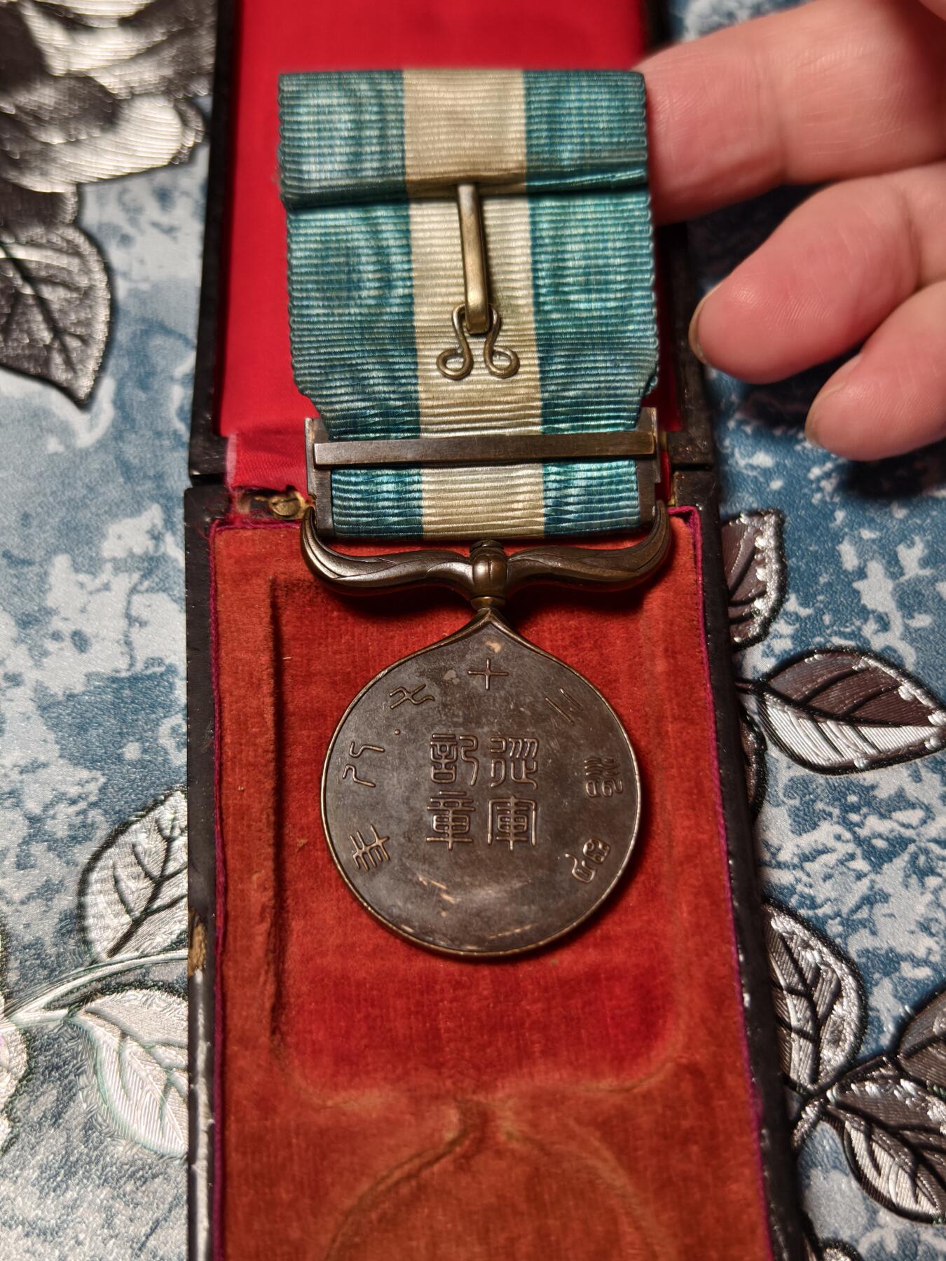 抚柳草堂-第二十五期章牌钱币  奖章勋章 满百包邮 放漏专场 1895甲午战争从军纪章 侵略铁证 漆木原盒极美品 正面菊纹下交叉日本海陆军旗 雕刻师池田隆雄 