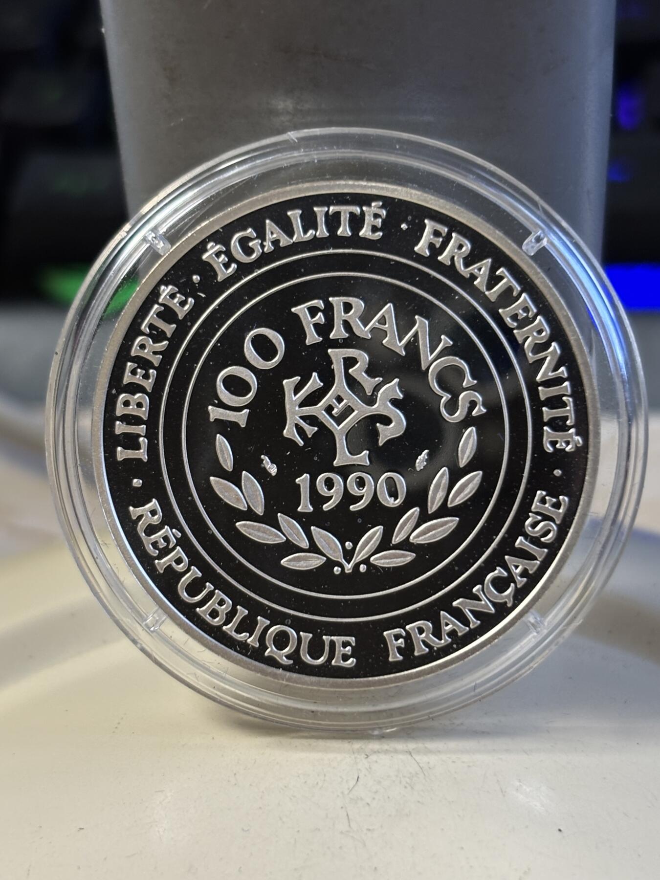 第197期拍卖 法国1990年100法郎精制银币 查理曼大帝 22.2克900银 发行量：3万 盒证全，盒子脱皮